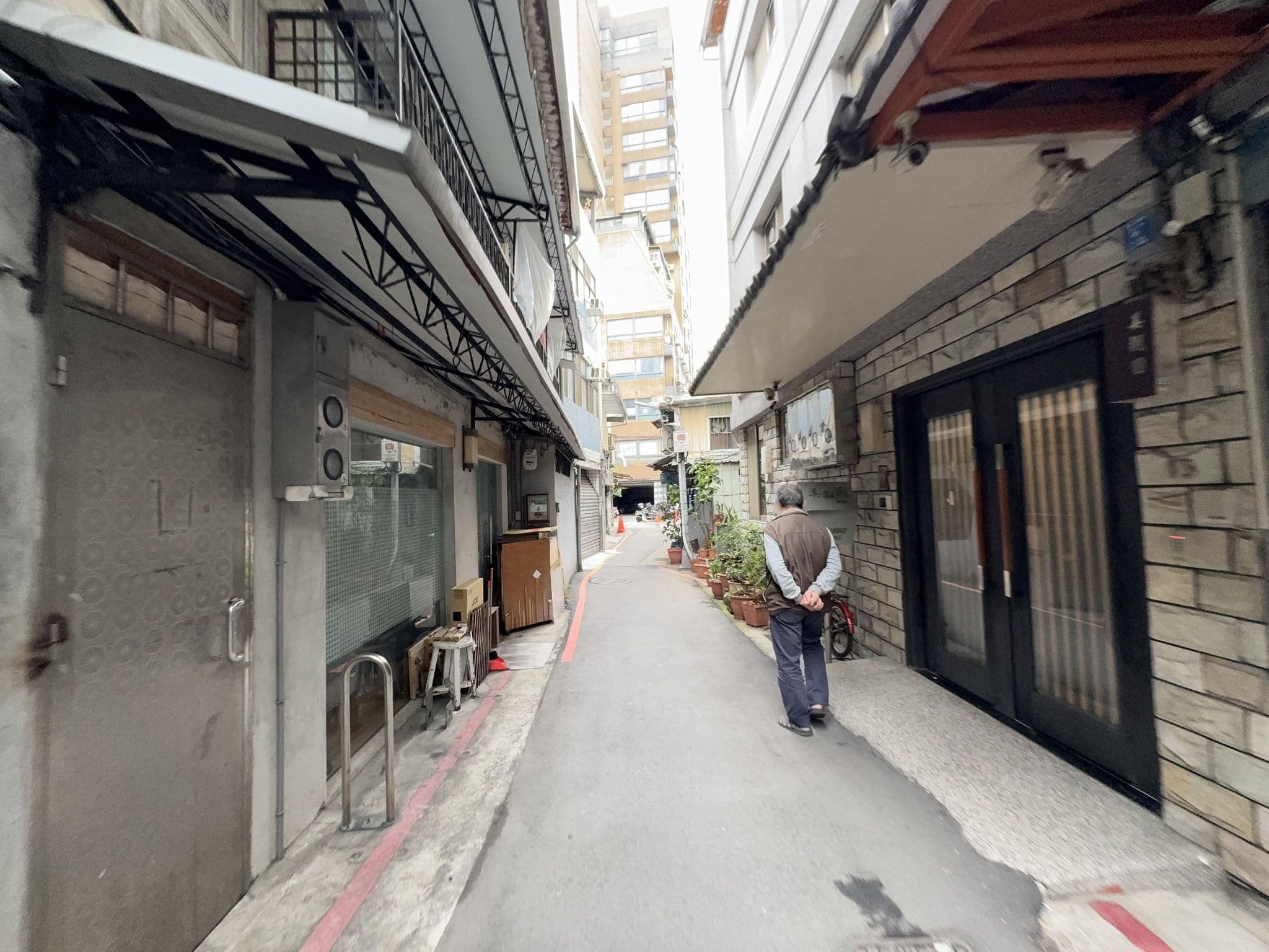 Street view near 夜光大旅社, Taipei — © filipb (CC BY-SA · Mapillary)