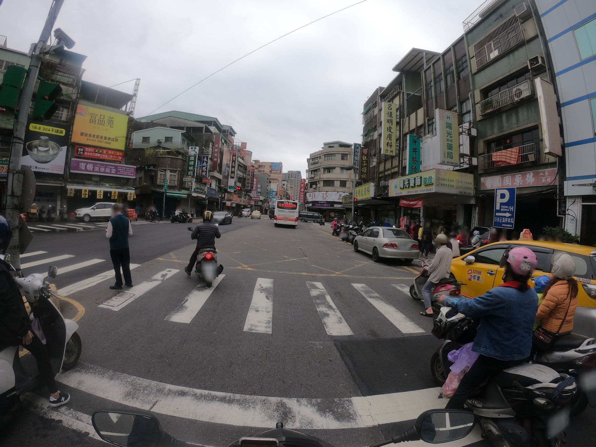 Street view near 介壽園大旅社, Taipei — © heretpe2019 (CC BY-SA · Mapillary)