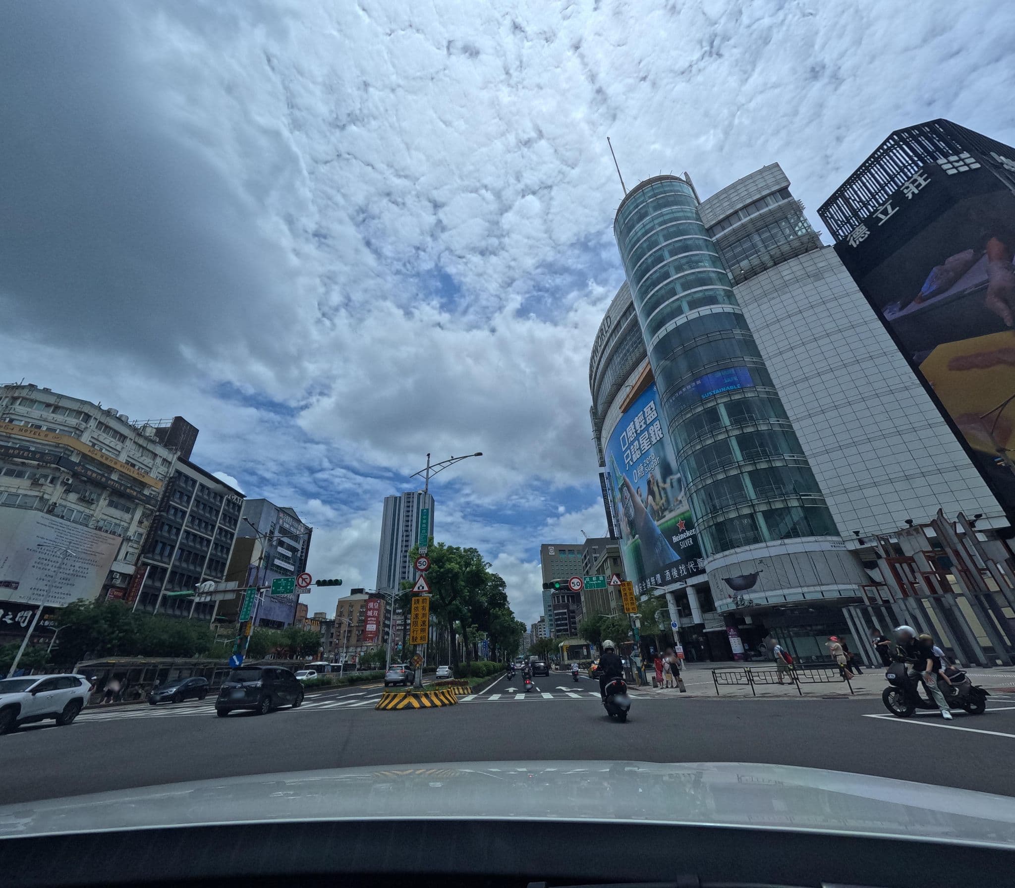 Street view near Walker Hotel, Taipei — © alllenwang (CC BY-SA · Mapillary)