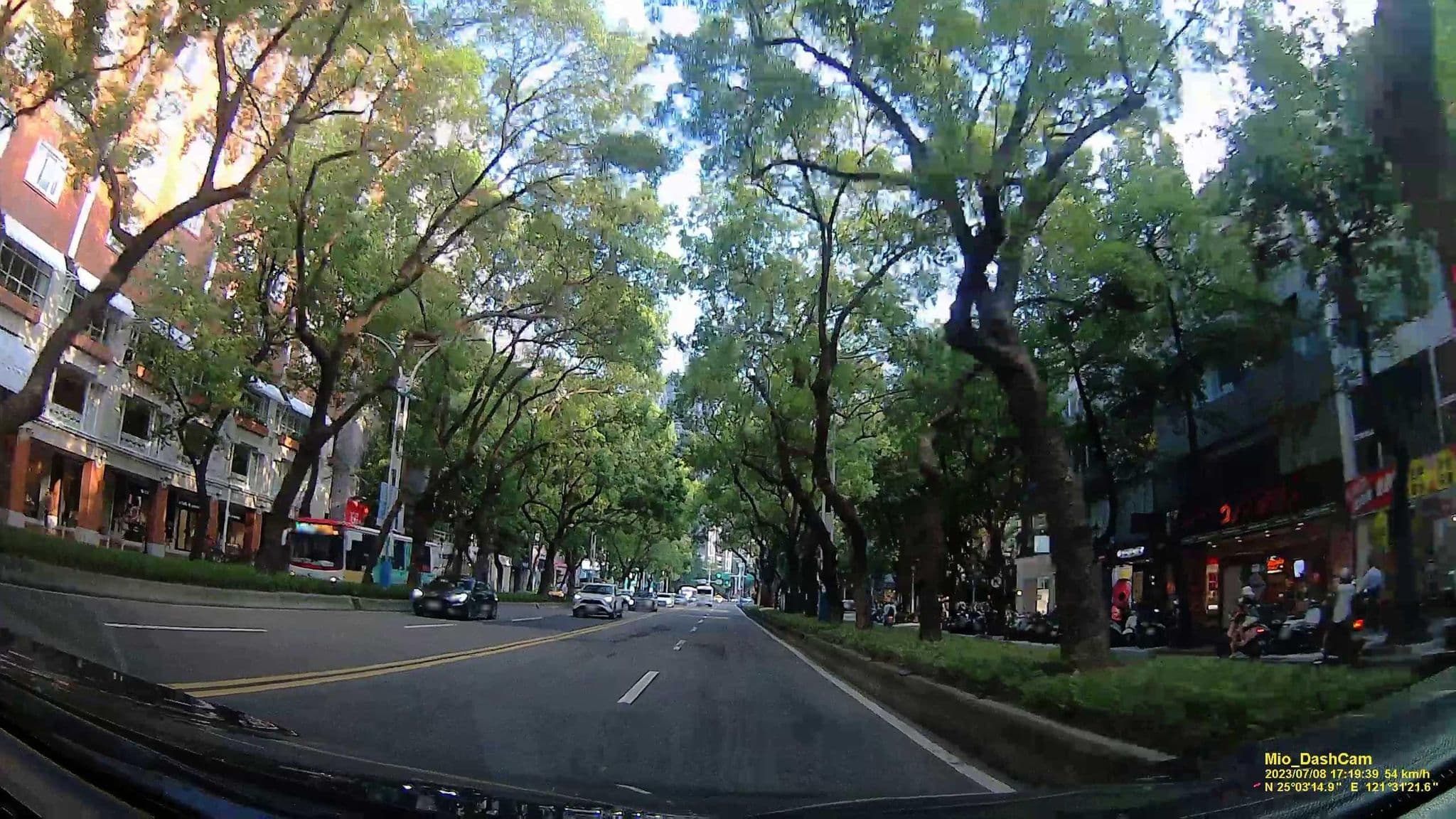 Street view near 老爺大酒店 Hotel Royal-Nikko Taipei, Taipei — © hcyen (CC BY-SA · Mapillary)