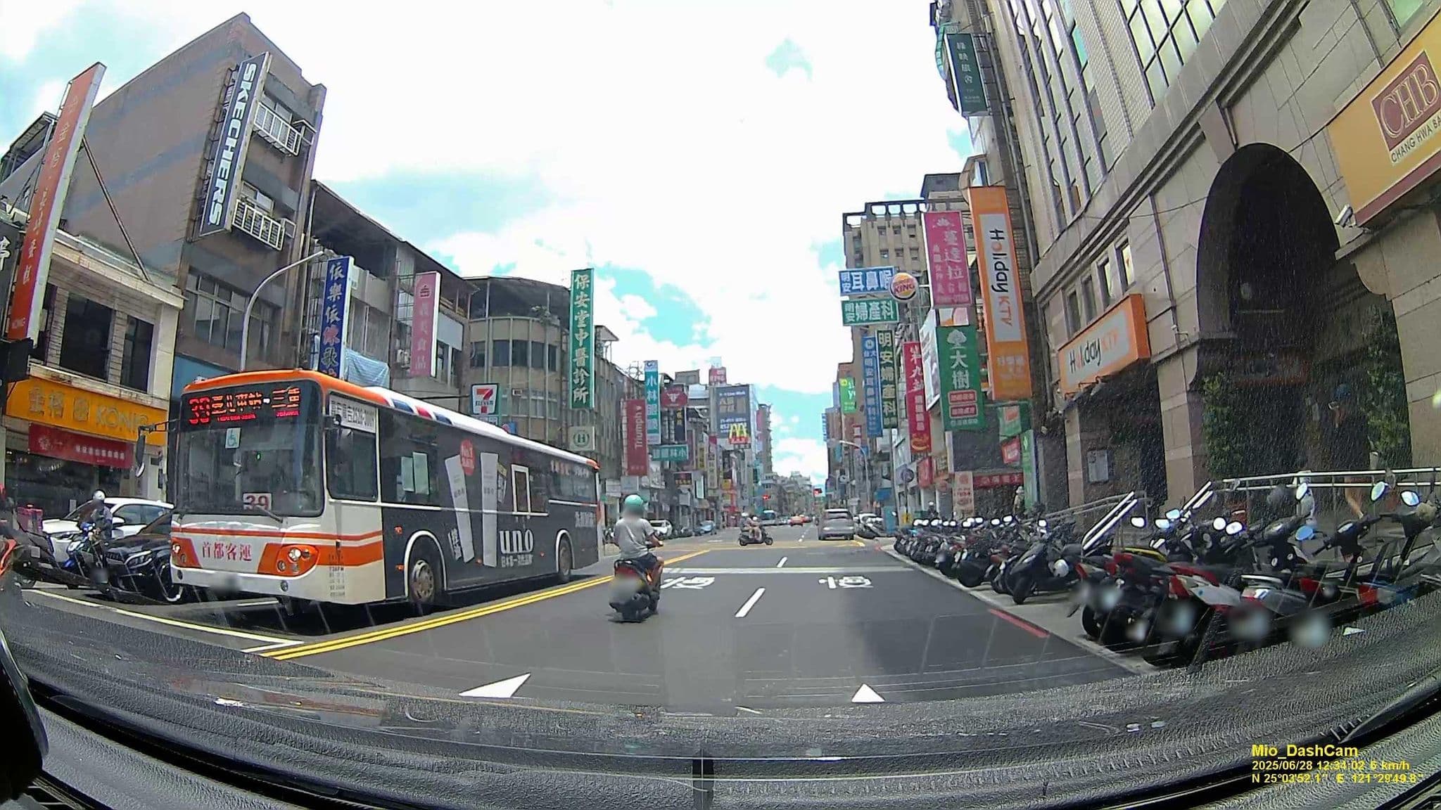 Street view near 山都力旅店, Taipei — © hcyen (CC BY-SA · Mapillary)