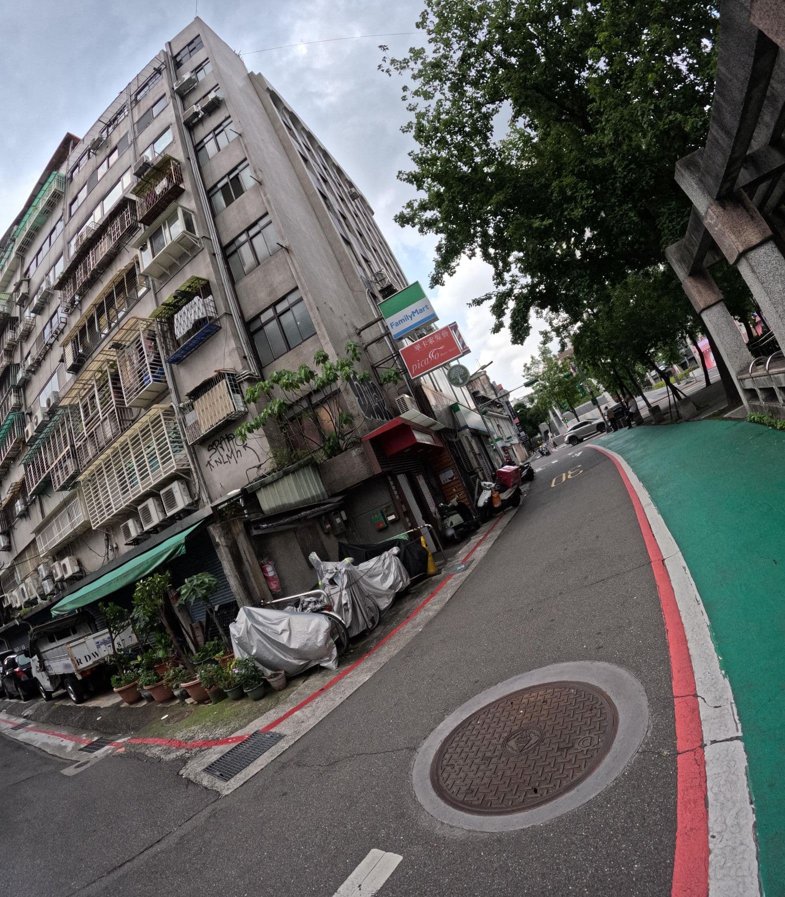 Street view near TaiwanMex 2 Hostel, Taipei — © komali2 (CC BY-SA · Mapillary)