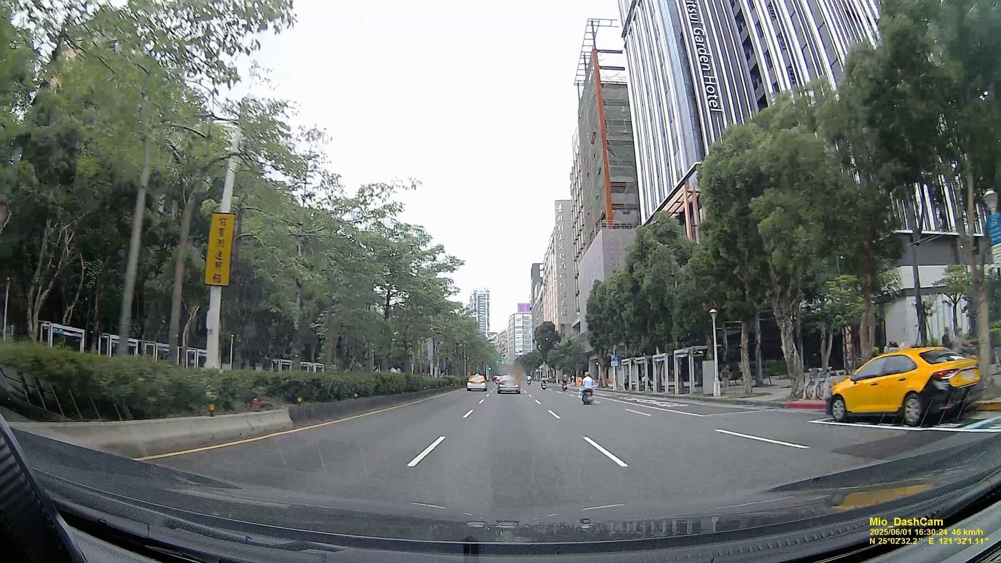 Street view near 三井ガーデンホテル忠孝新生（仮称）, Taipei — © hcyen (CC BY-SA · Mapillary)