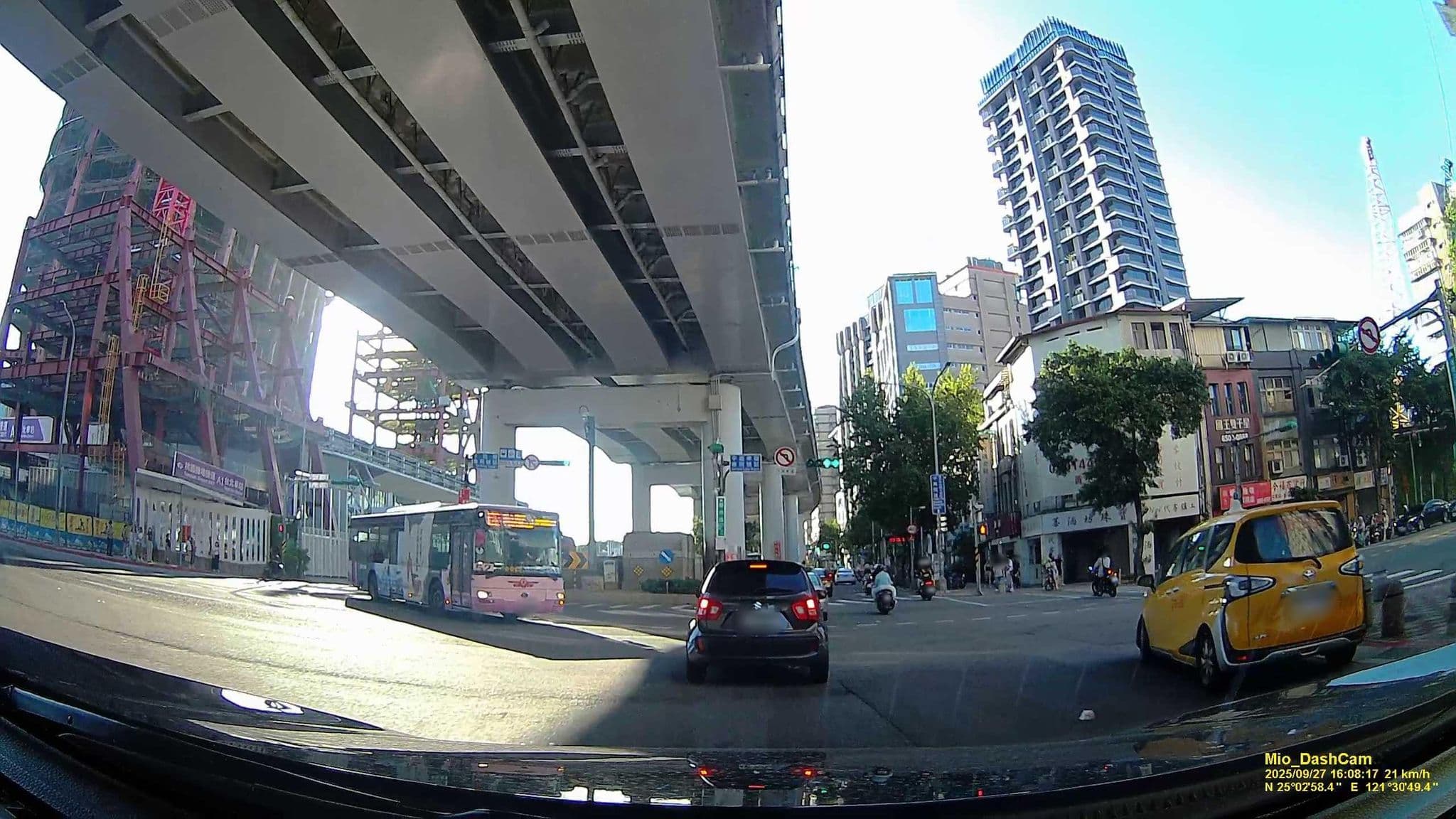 Street view near 公寓十樓 Apartment 10F, Taipei — © hcyen (CC BY-SA · Mapillary)