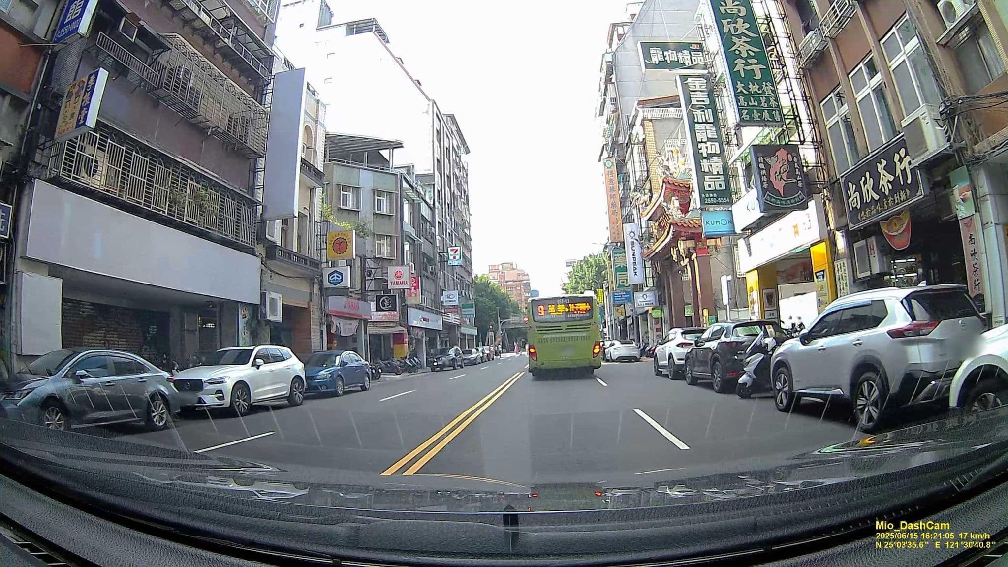 Street view near 東吳大飯店 Dong Wu Hotel, Taipei — © hcyen (CC BY-SA · Mapillary)