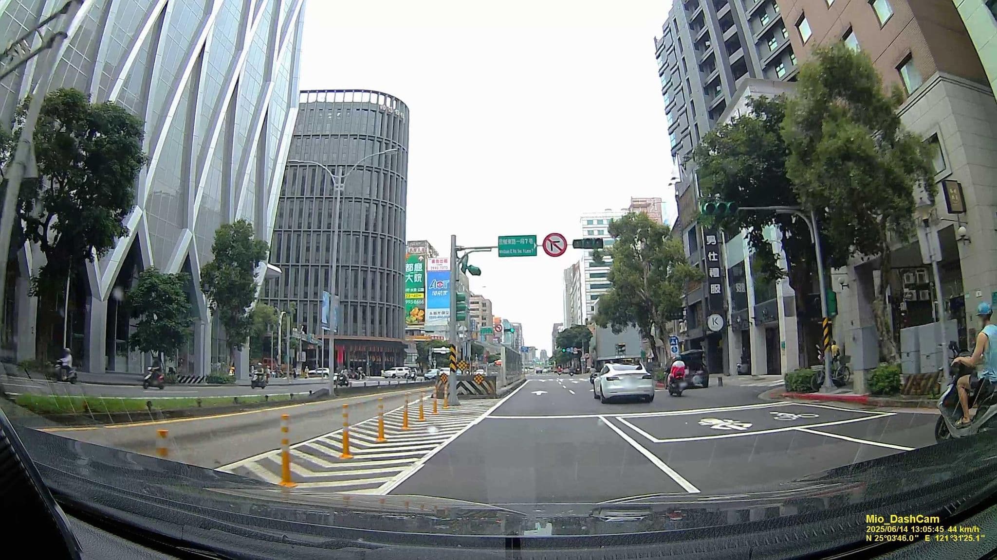 Street view near 燦路都飯店 Hotel Sunroute Taipei, Taipei — © hcyen (CC BY-SA · Mapillary)
