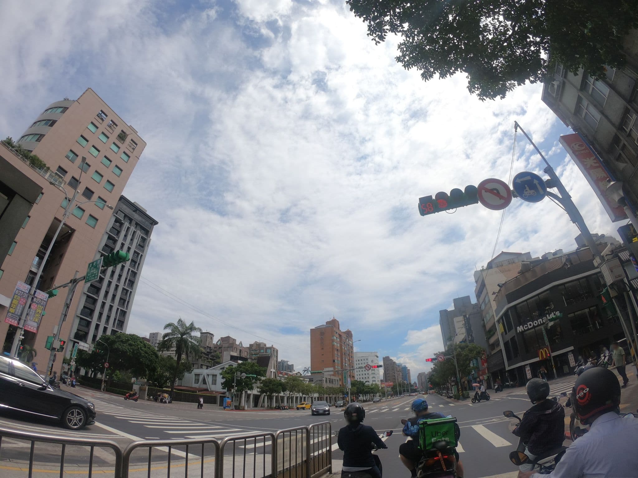 Street view near 阿猫乱走, Taipei — © heretpe2019 (CC BY-SA · Mapillary)