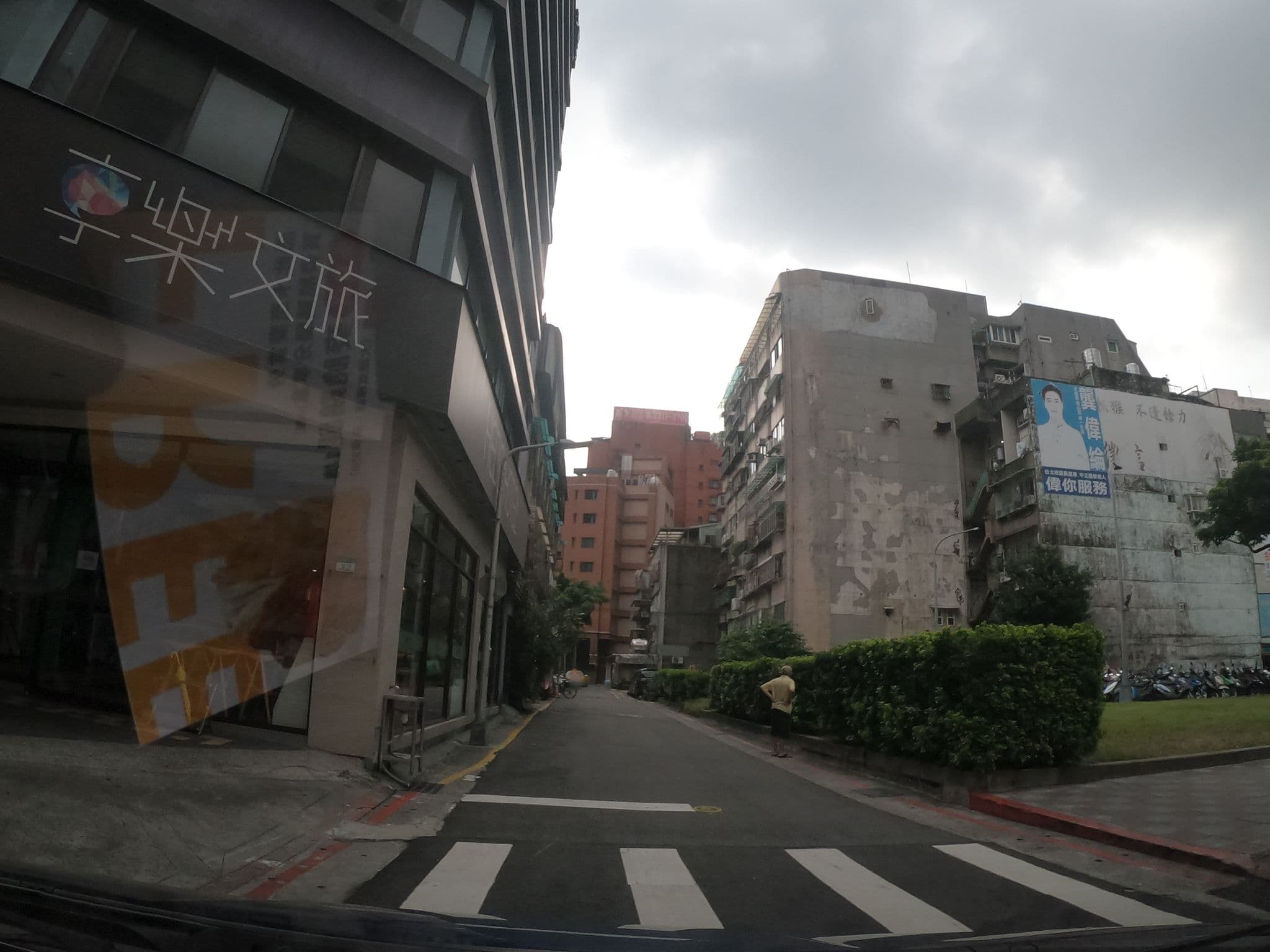Street view near 享樂文旅 Hedo Hotel, Taipei — © heretpe2019 (CC BY-SA · Mapillary)