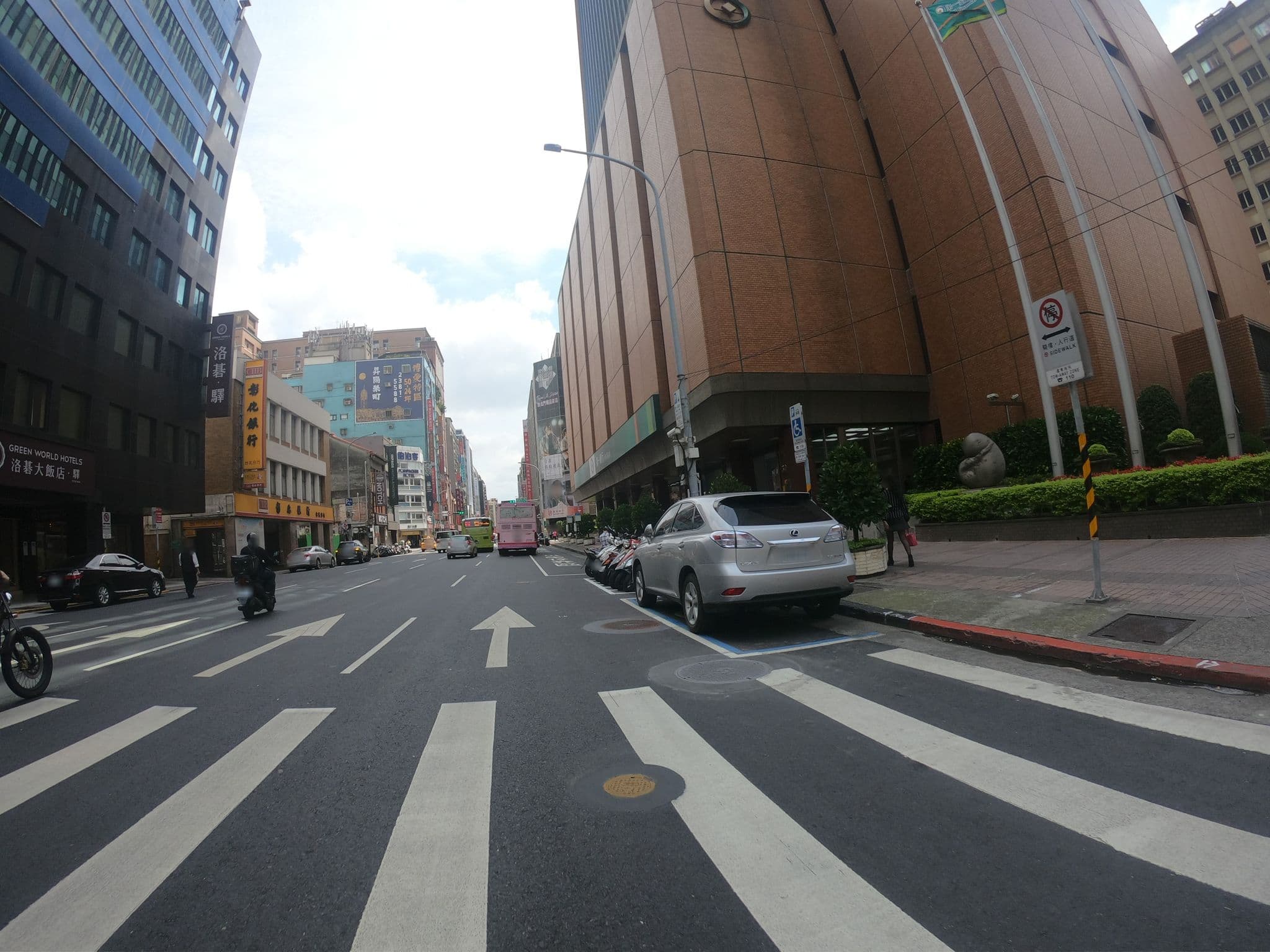 Street view near 旅樂序五館 Hotel Relax V, Taipei — © heretpe2019 (CC BY-SA · Mapillary)