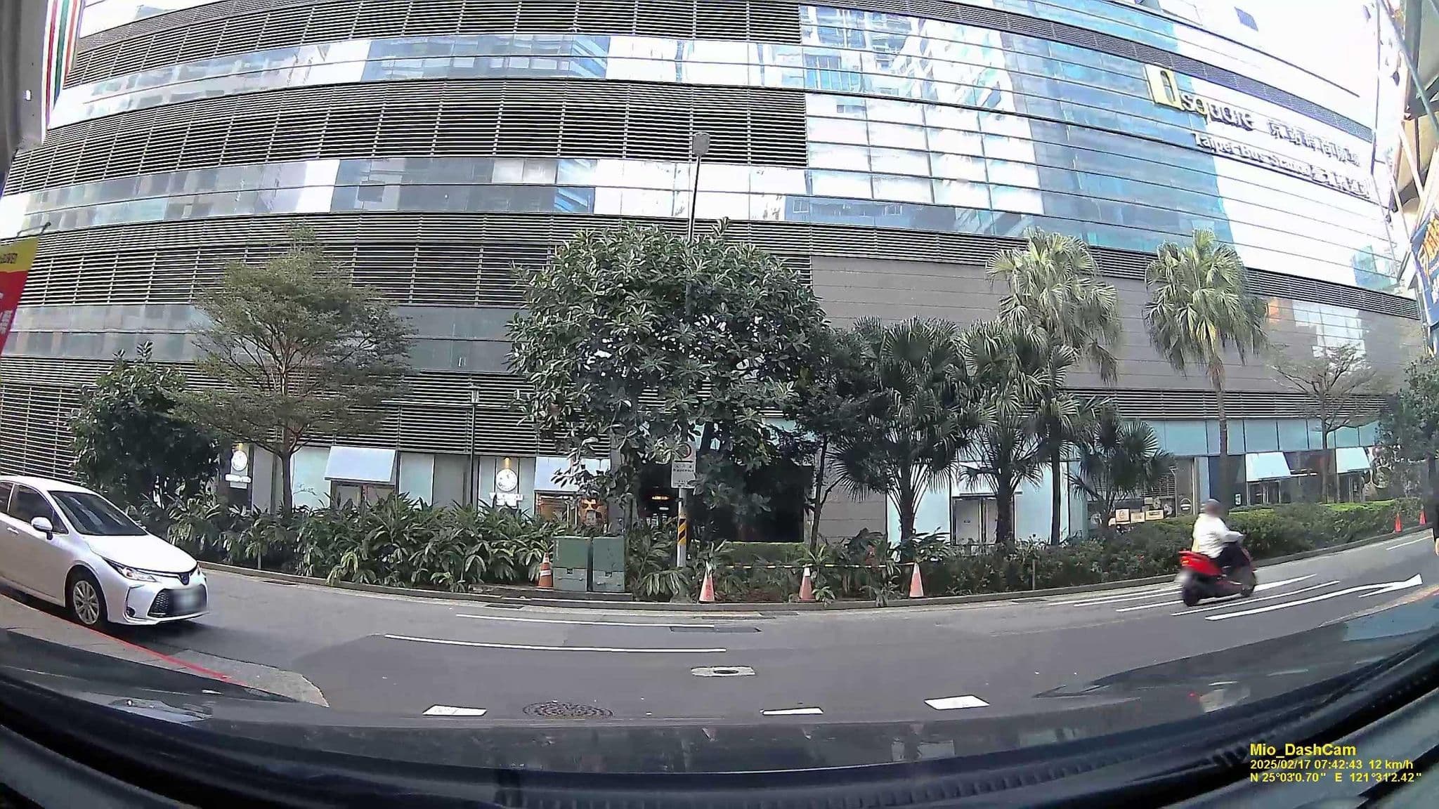Street view near 新生宿舍, Taipei — © hcyen (CC BY-SA · Mapillary)