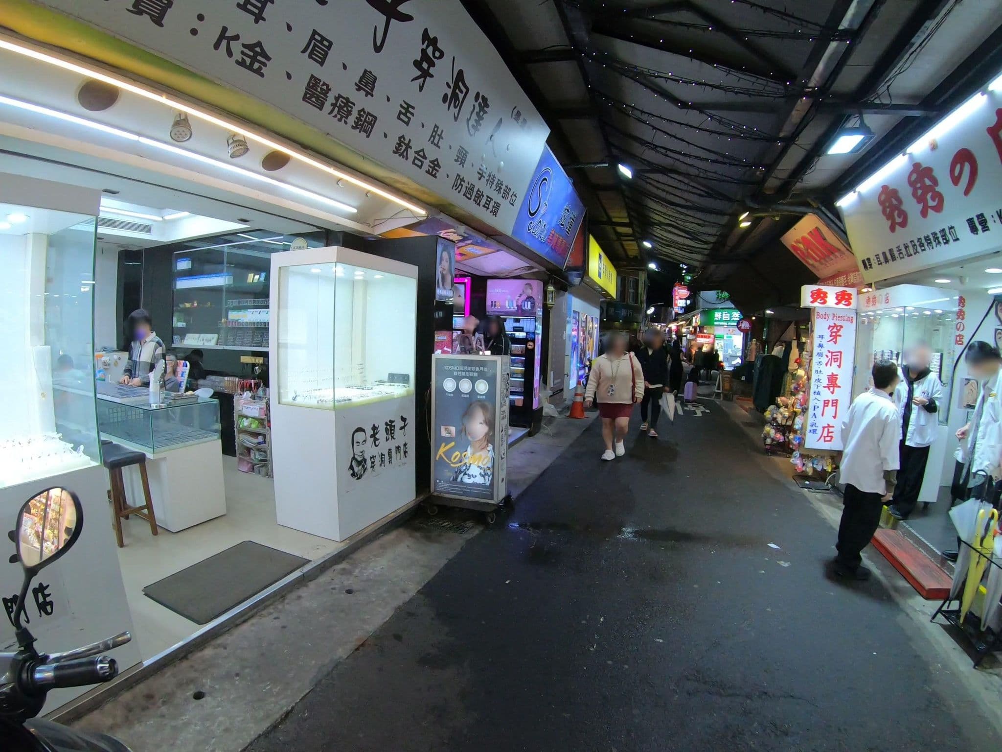 Street view near Dream Of Red Mansions, Taipei — © algirdasc (CC BY-SA · Mapillary)