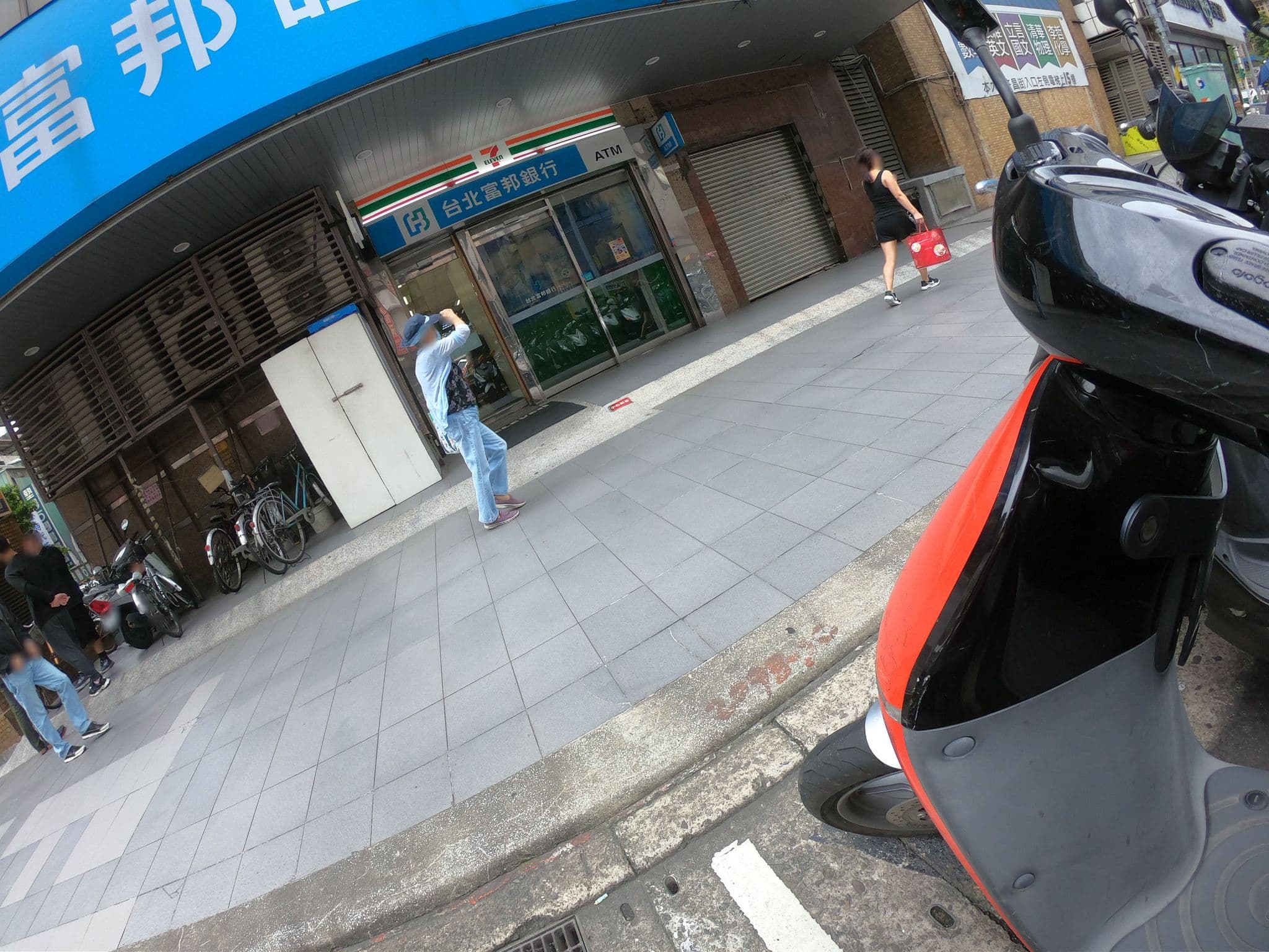 Street view near inn cube taipei main station 品格子旅店, Taipei — © heretpe2019 (CC BY-SA · Mapillary)