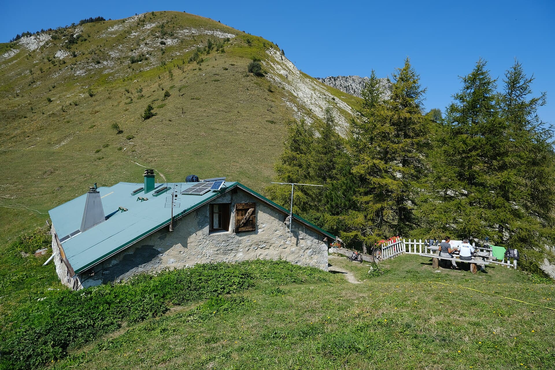 Refuge de Larrieux (via Wikimedia Commons, CC BY 2.0)