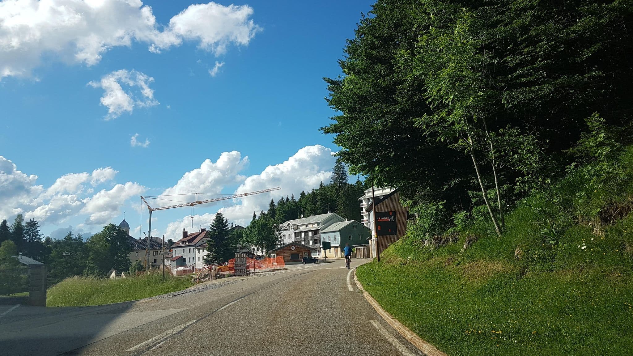 Street view near La Spatule, Saint-Claude — © pyrog (CC BY-SA · Mapillary)