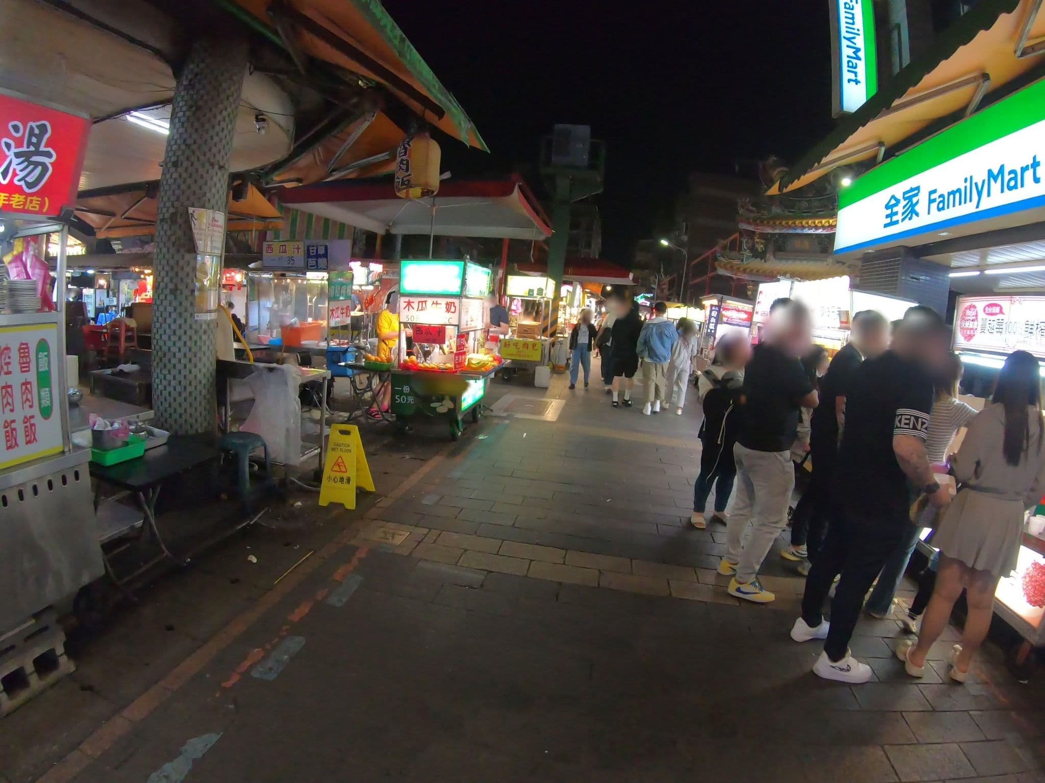 Street view near 天倫大旅社, Taipei — © algirdasc (CC BY-SA · Mapillary)