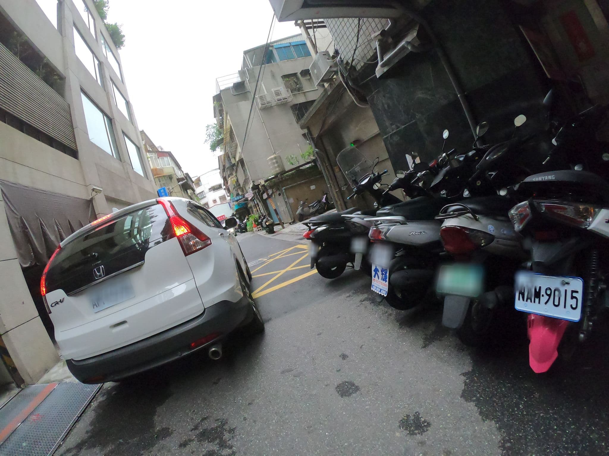 Street view near Queens Hotel II, Taipei — © heretpe2019 (CC BY-SA · Mapillary)