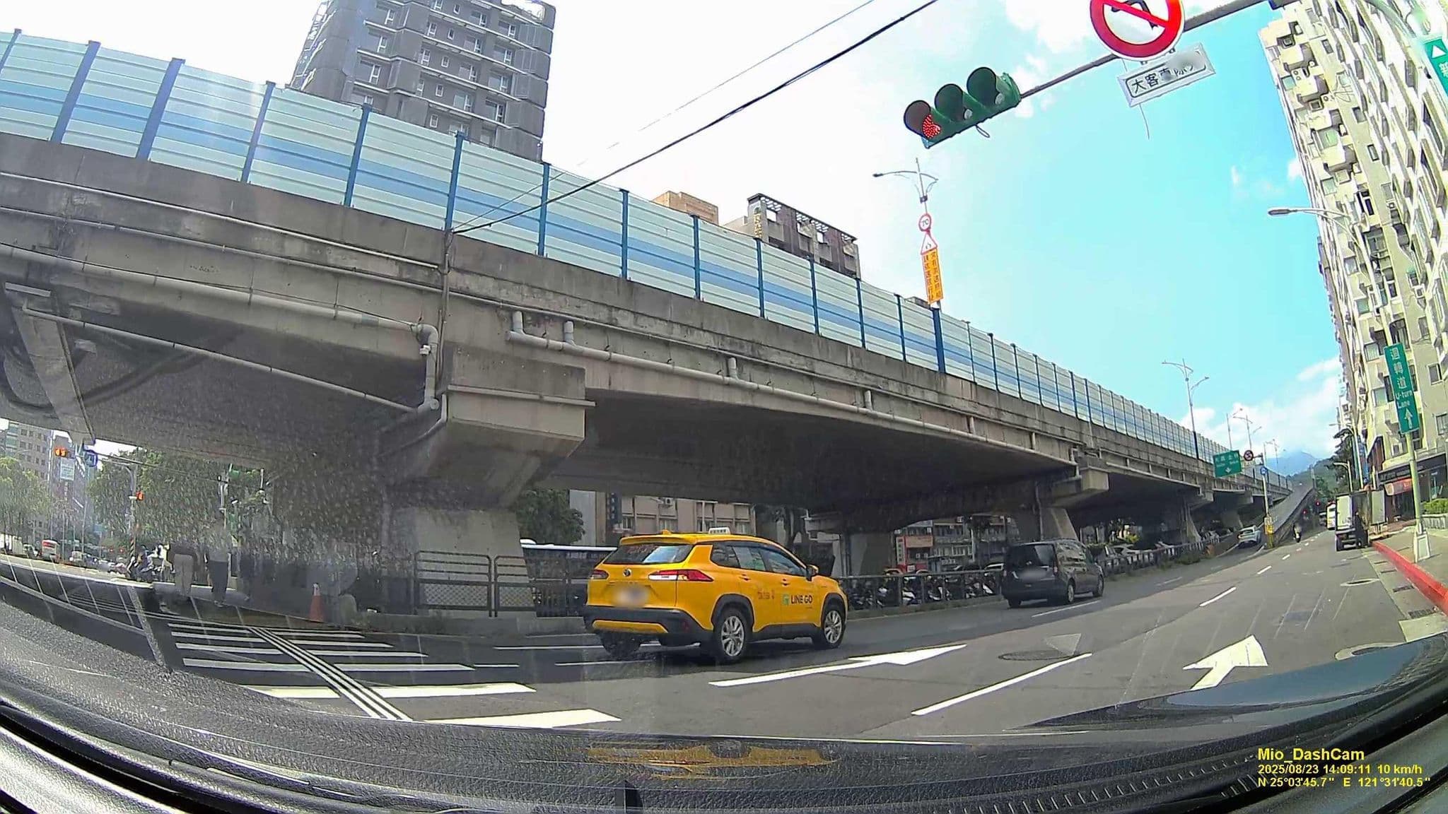 Street view near 衣蝶旅店 I Day Hotel, Taipei — © hcyen (CC BY-SA · Mapillary)