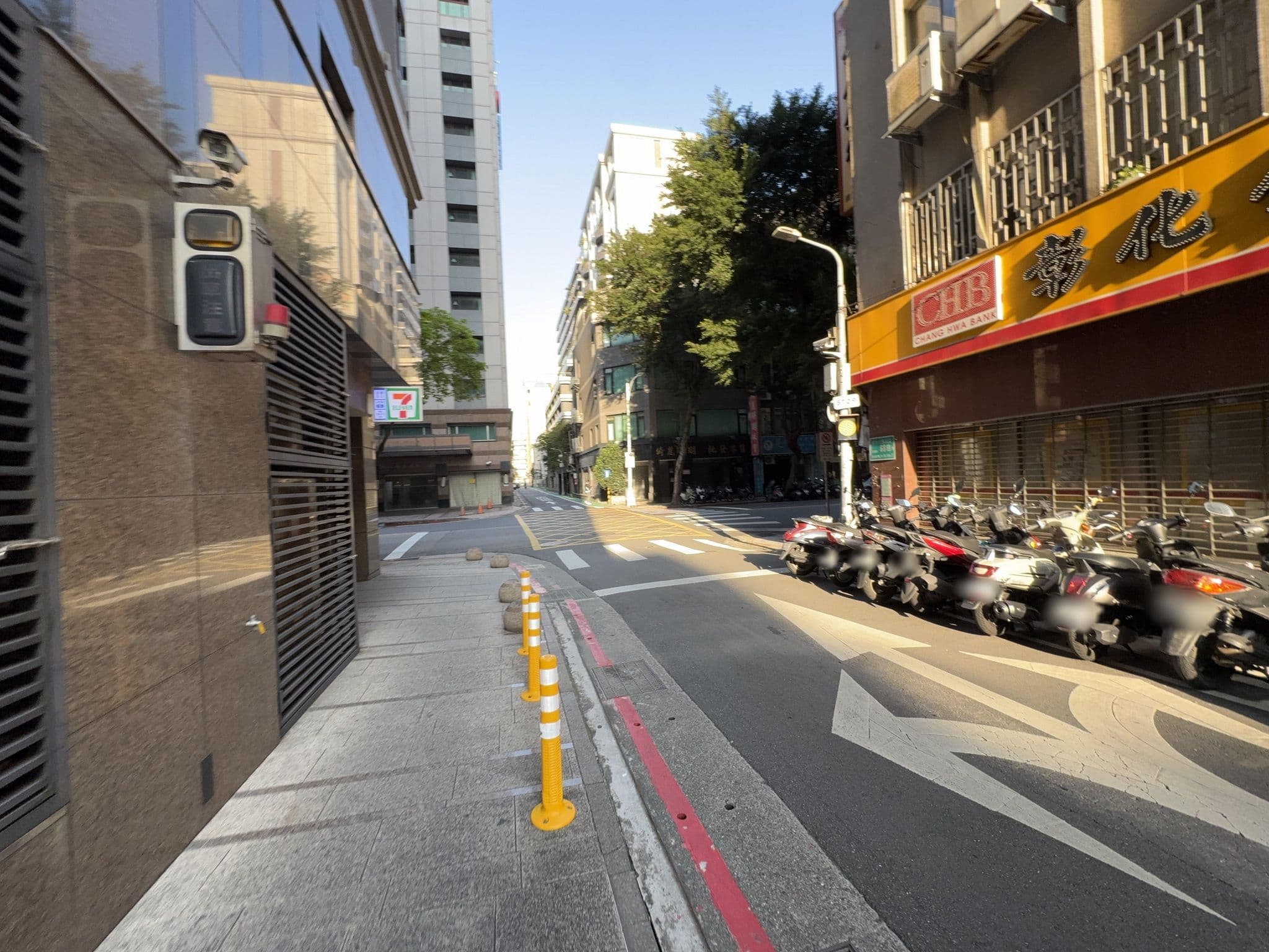 Street view near 台北華國大飯店 Imperial Hotel Taipei, Taipei — © shangkuanlc (CC BY-SA · Mapillary)