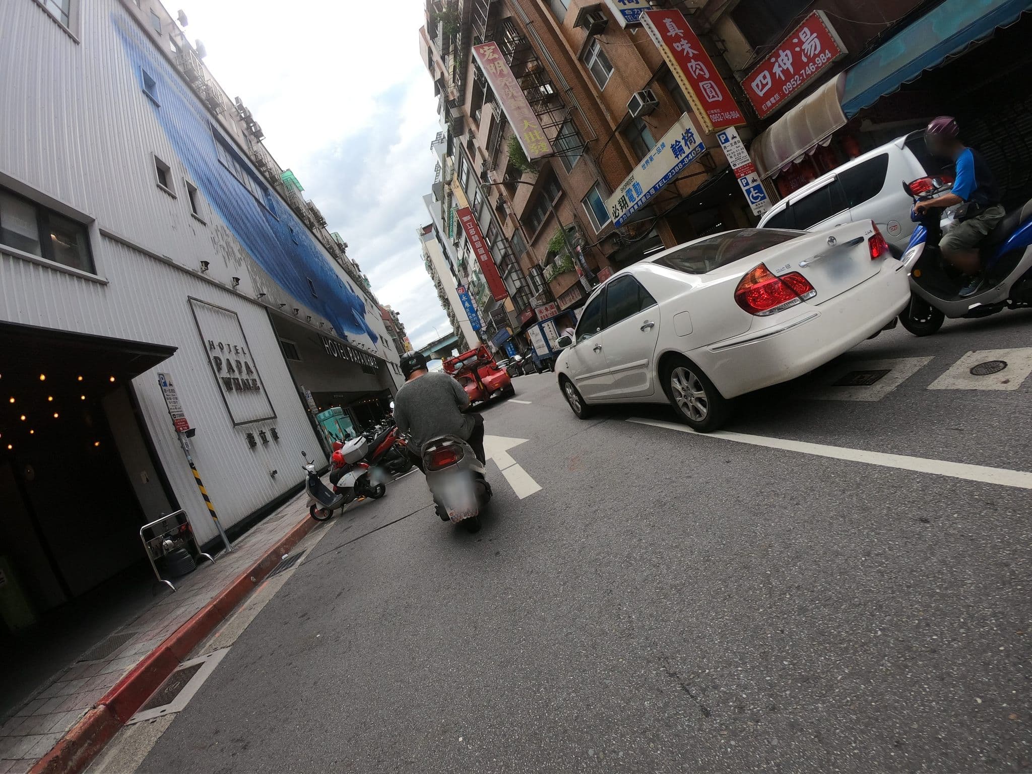 Street view near 一加一旅館 One Plus One Hotel, Taipei — © heretpe2019 (CC BY-SA · Mapillary)