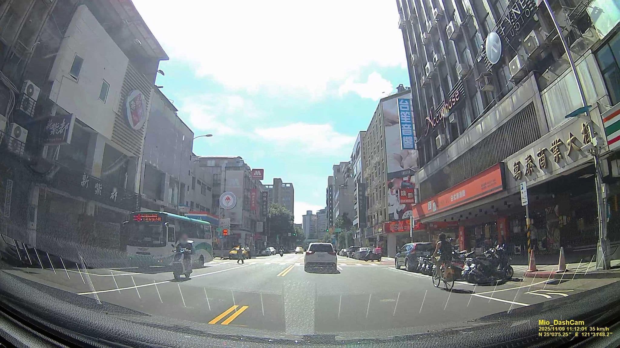 Street view near 陳太民宿, Taipei — © hcyen (CC BY-SA · Mapillary)