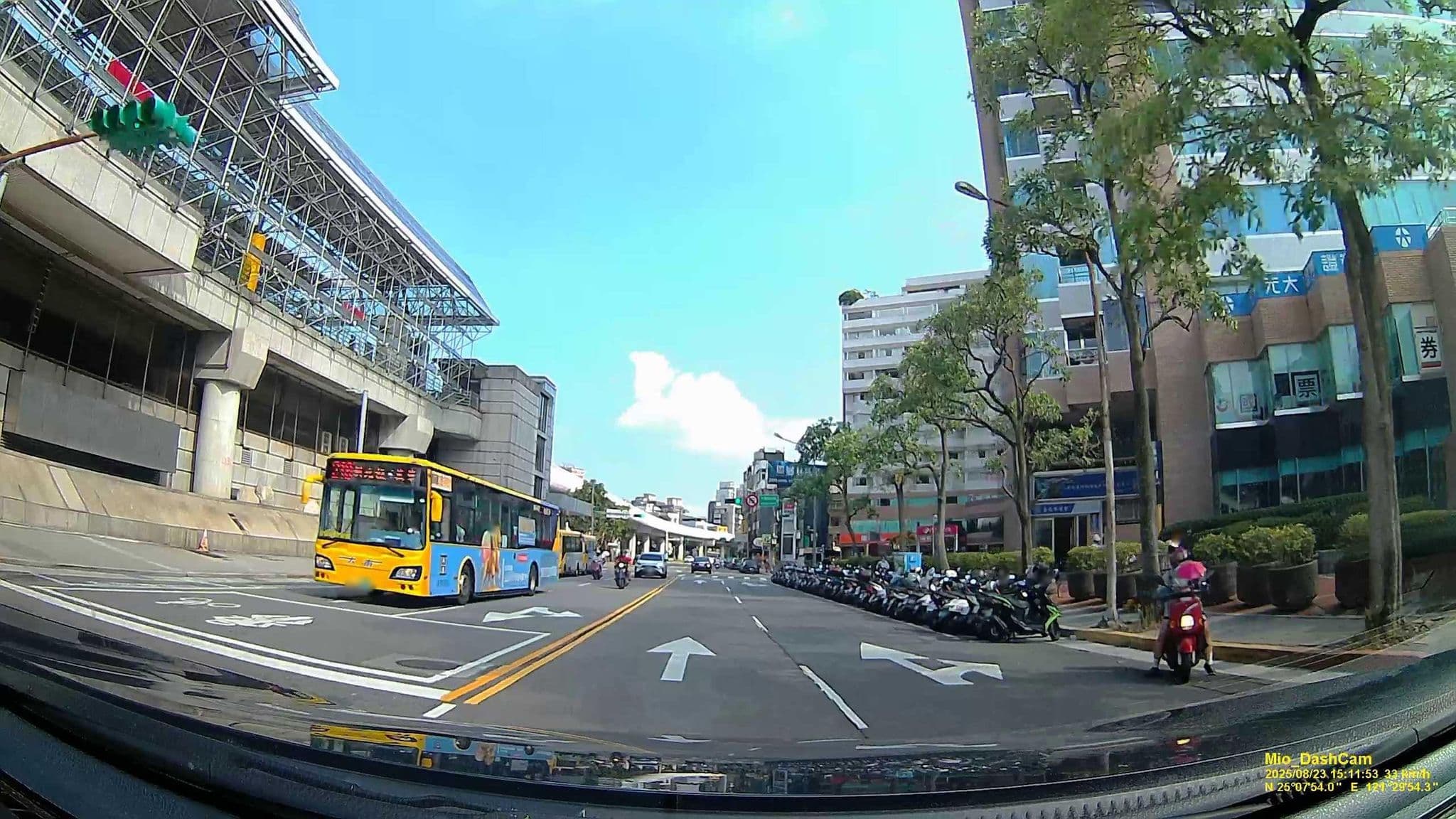 Street view near 仲信商務會館, Danshui — © hcyen (CC BY-SA · Mapillary)