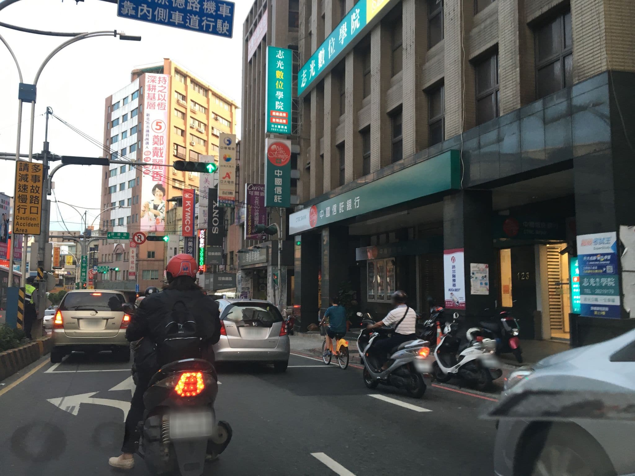 Street view near 淡水 小英的家, Danshui — © ncloo (CC BY-SA · Mapillary)