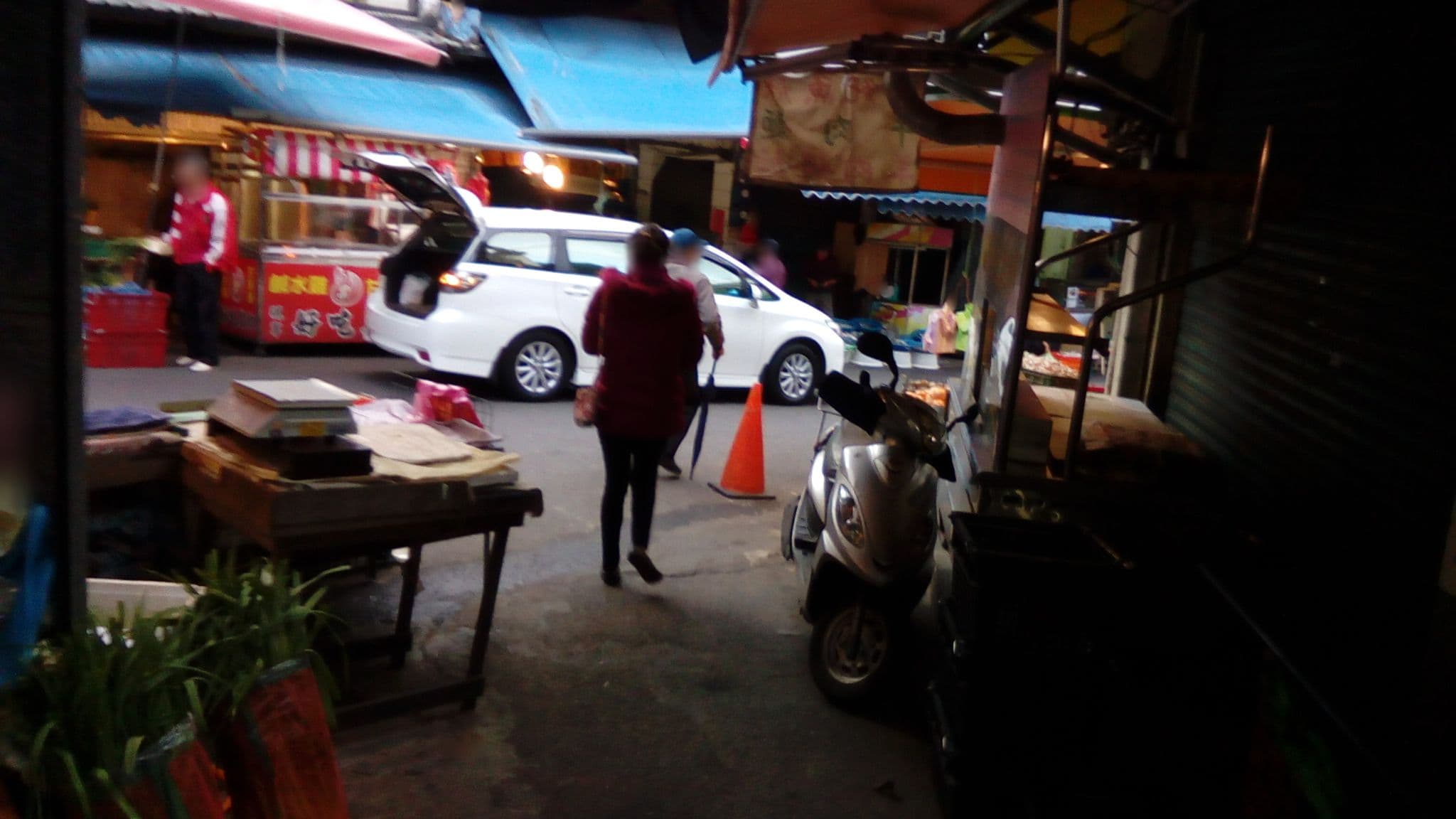 Street view near 享來大旅社, Danshui — © adsa562 (CC BY-SA · Mapillary)