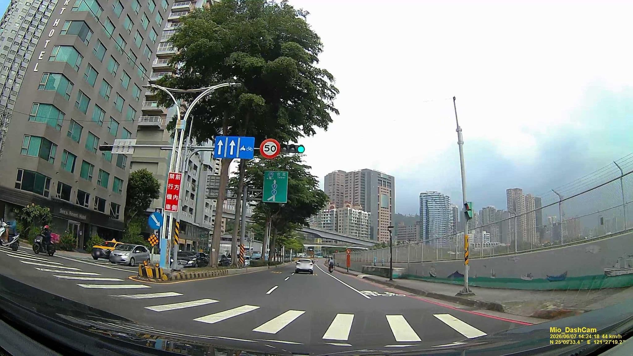 Street view near See's Revert Hotel, Danshui — © hcyen (CC BY-SA · Mapillary)