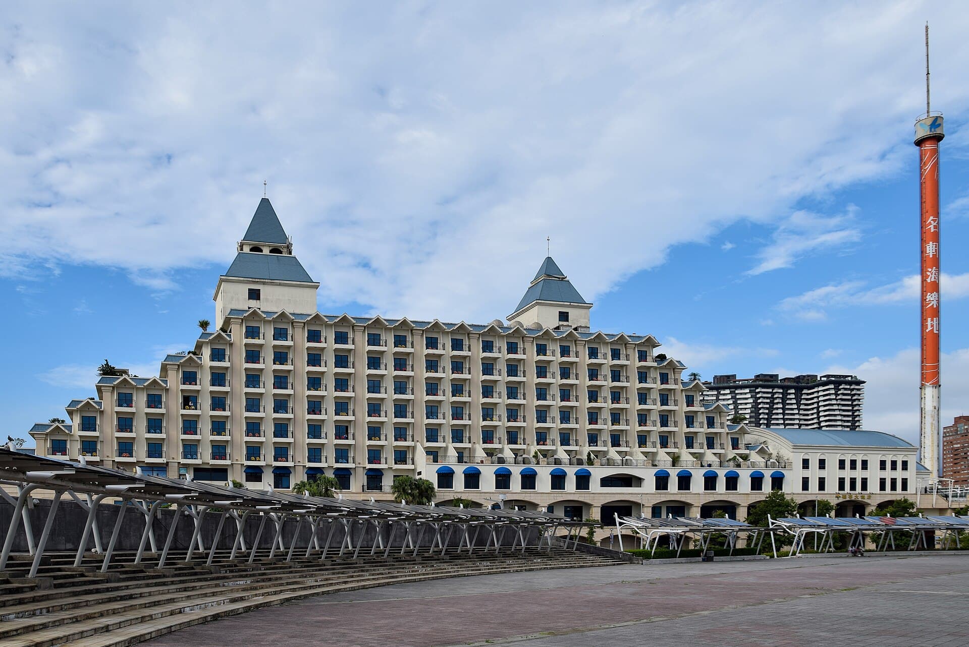 淡水漁人碼頭福容大飯店 Fullon Hotel Danshuei Fishermen's Wharf (via Wikimedia Commons, CC BY 4.0)