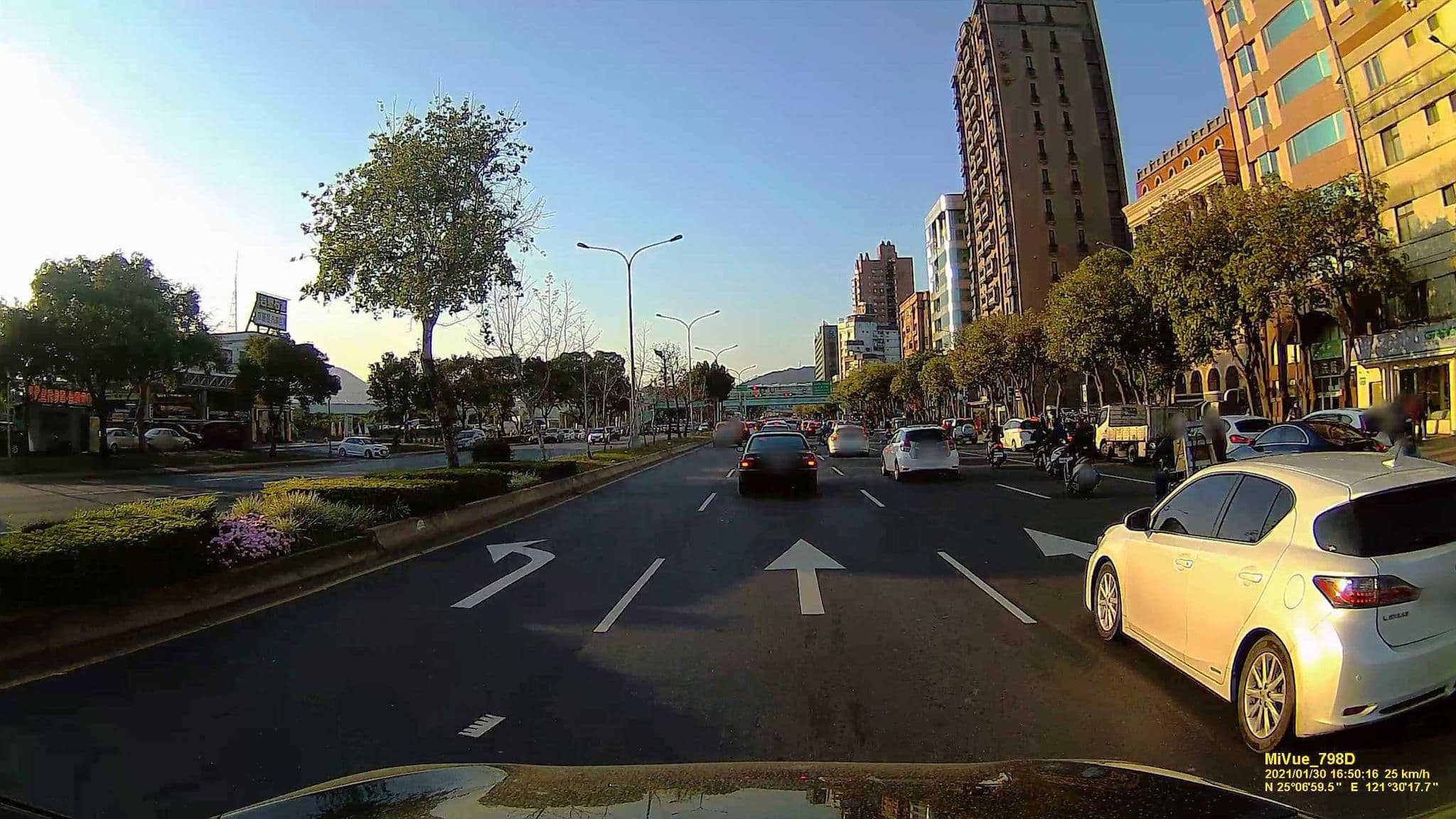 Street view near e Lovers Motel, Taipei — © hcyen (CC BY-SA · Mapillary)