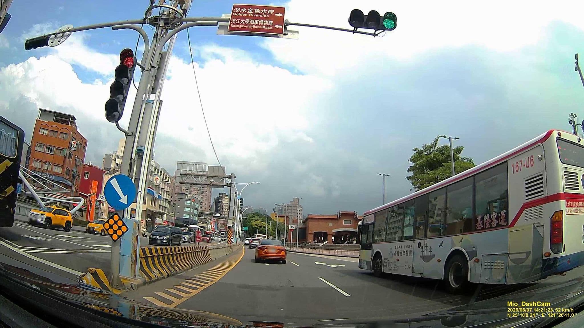 Street view near CHECK Inn Express New Taipei Tamsui, Danshui — © hcyen (CC BY-SA · Mapillary)