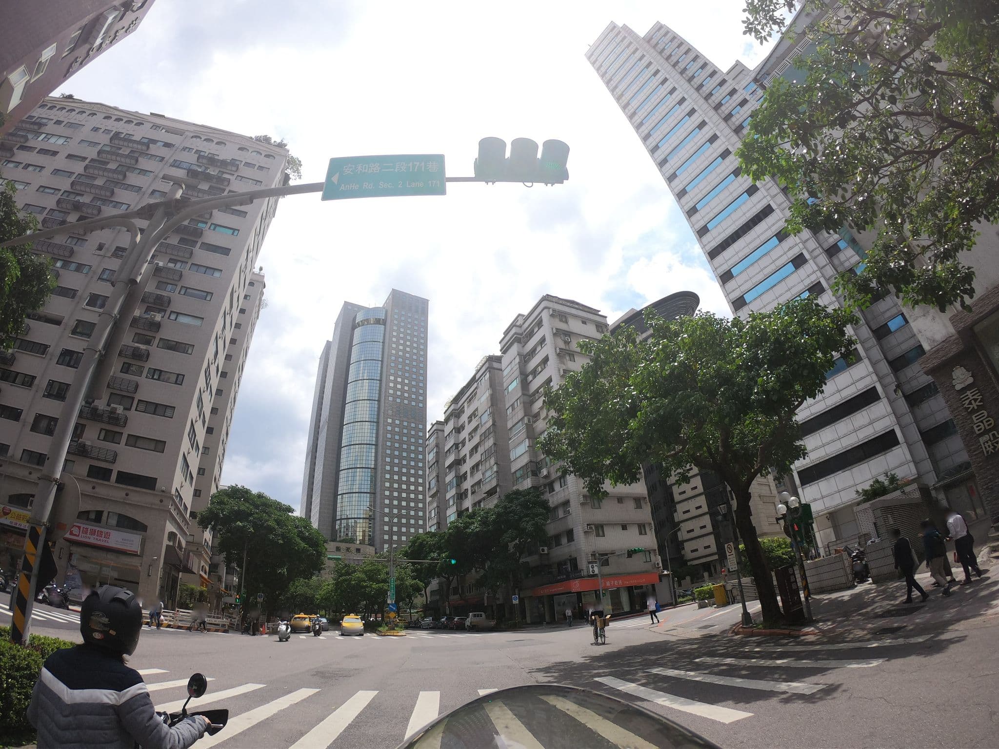 Street view near 台北宏都金殿大飯店 Hotel HD Palace, Taipei — © heretpe2019 (CC BY-SA · Mapillary)