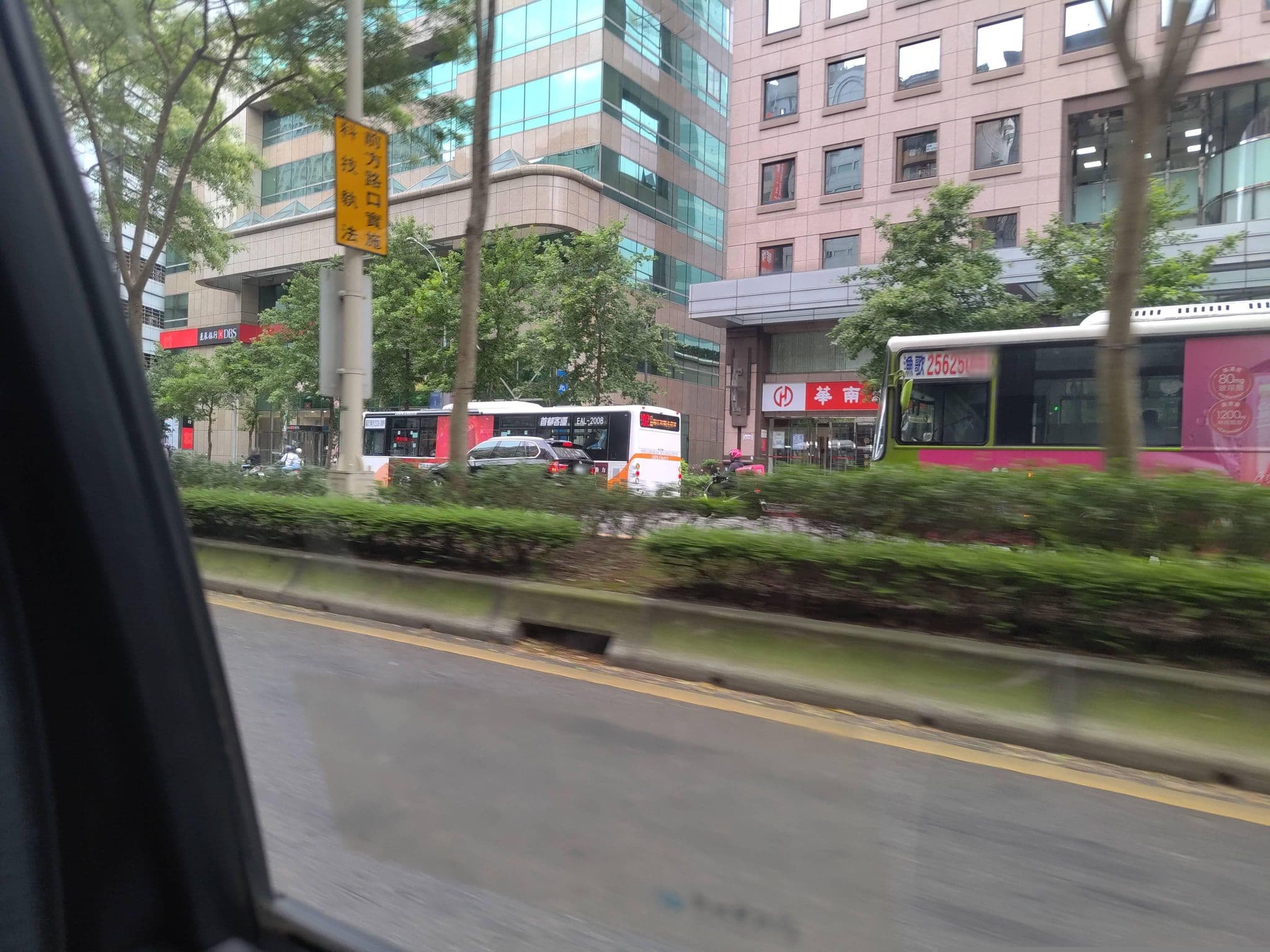 Street view near Royal Best Suites Taipei, Taipei — © komali2 (CC BY-SA · Mapillary)