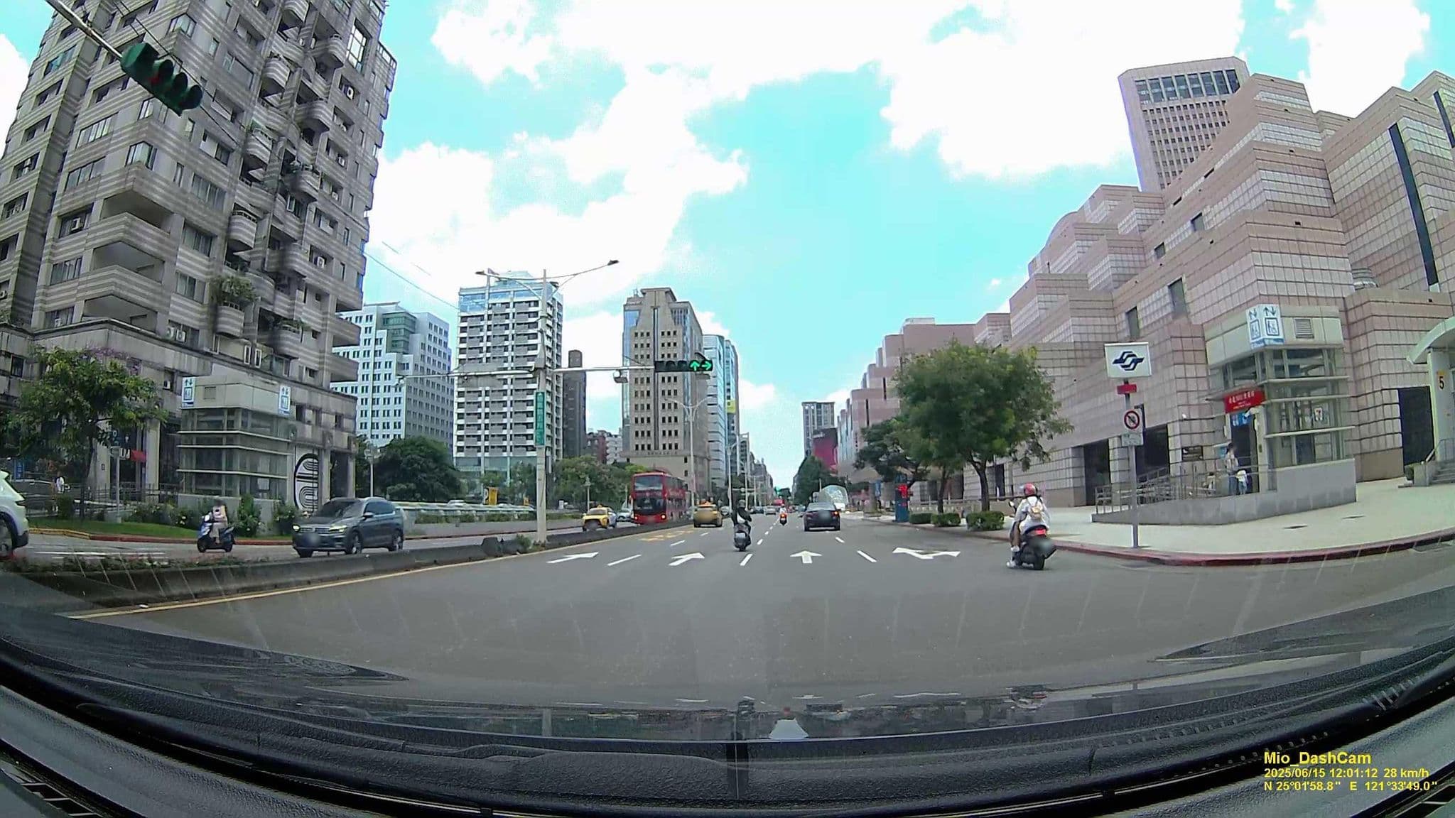 Street view near Sparkle Hotel, Taipei — © hcyen (CC BY-SA · Mapillary)