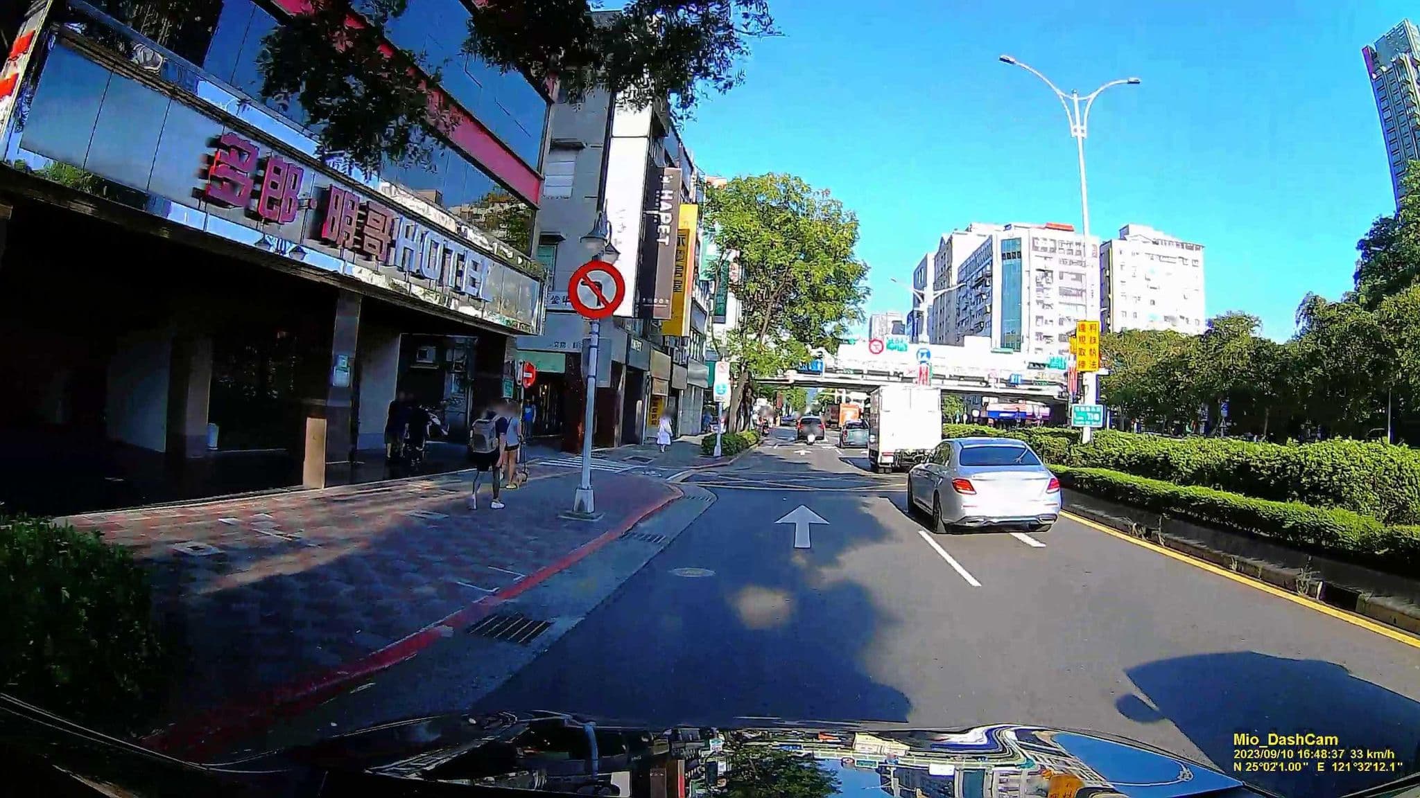 Street view near 多朗明哥酒店 Dolamanco Hotel, Taipei — © hcyen (CC BY-SA · Mapillary)