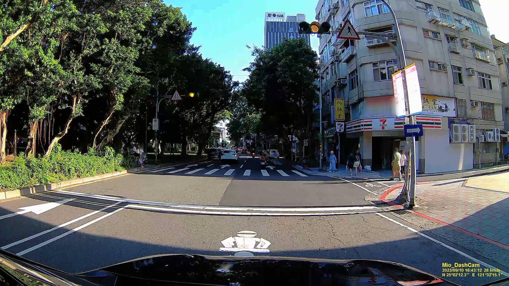 Street view near 台北福容大飯店 Fullon Hotel Taipei, Taipei — © hcyen (CC BY-SA · Mapillary)