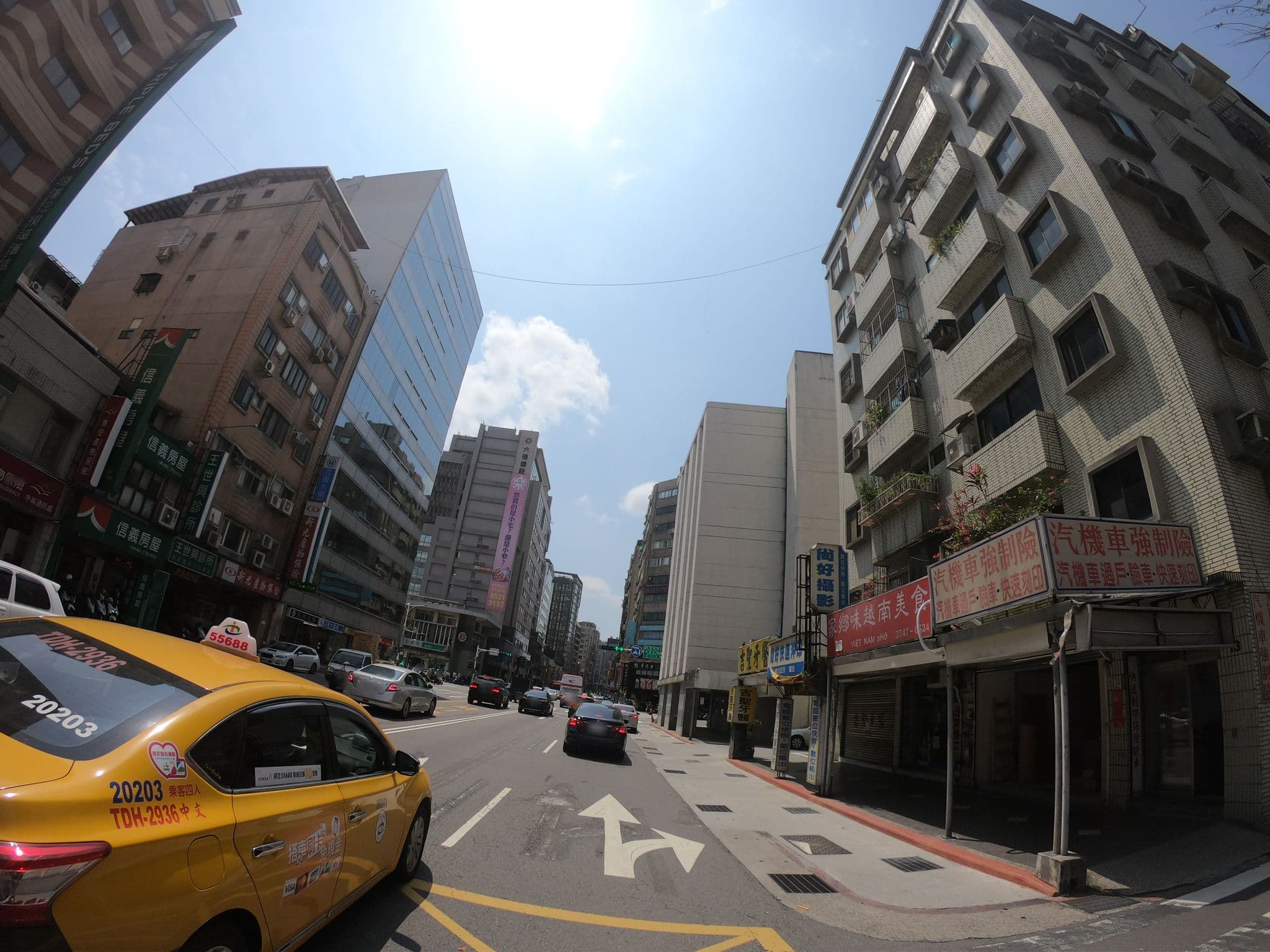 Street view near Triple Beds, Taipei — © heretpe2019 (CC BY-SA · Mapillary)