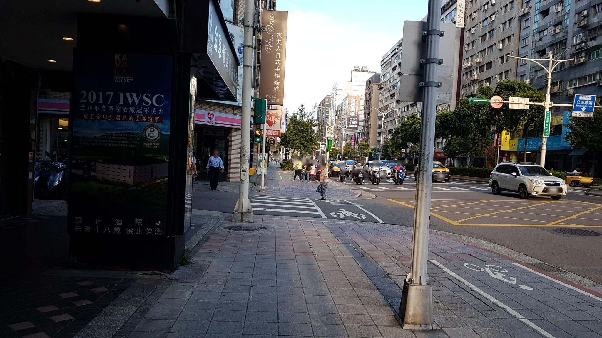 Street view near 台北皇冠大飯店, Taipei — © supaplex (CC BY-SA · Mapillary)
