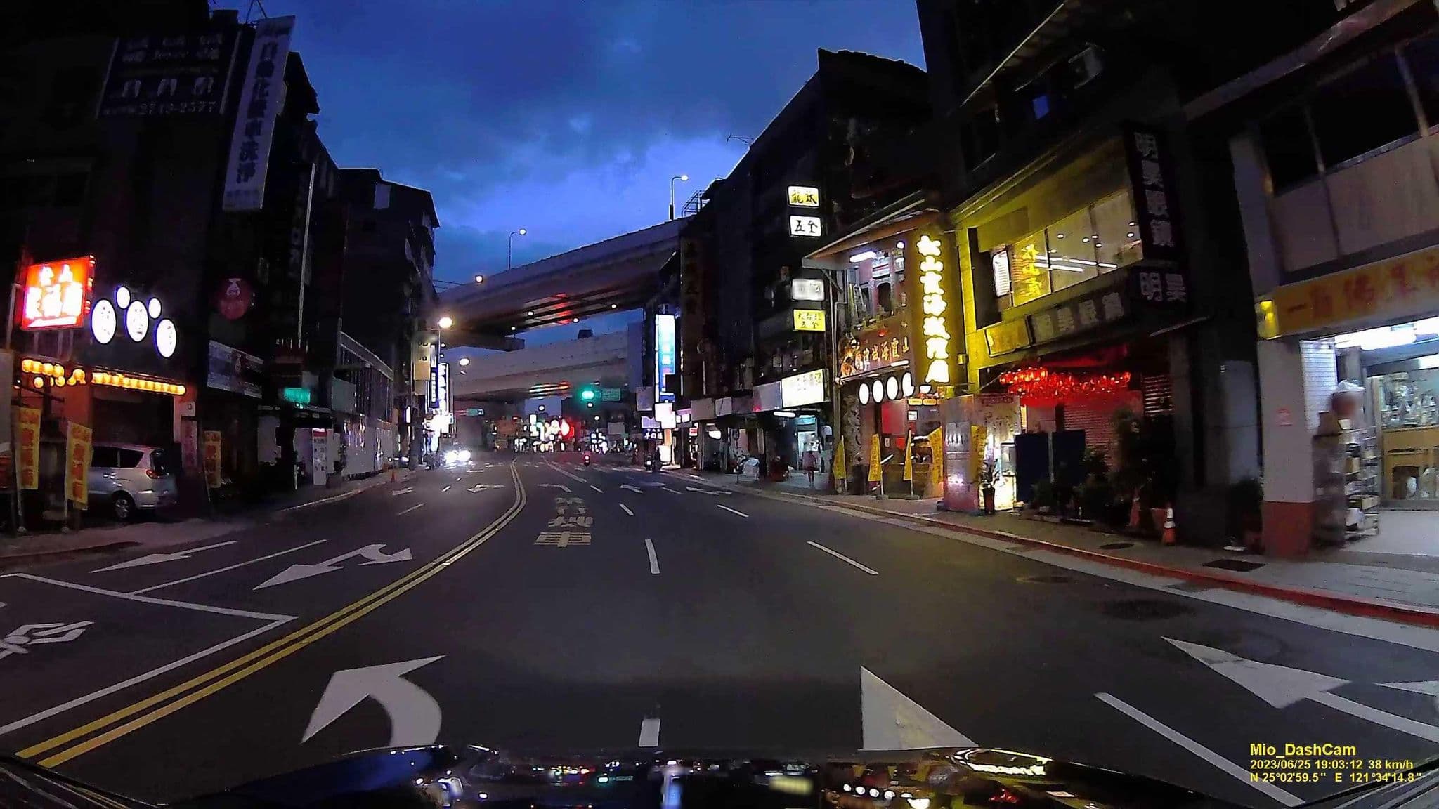 Street view near 金夜大旅社, Neihu — © hcyen (CC BY-SA · Mapillary)