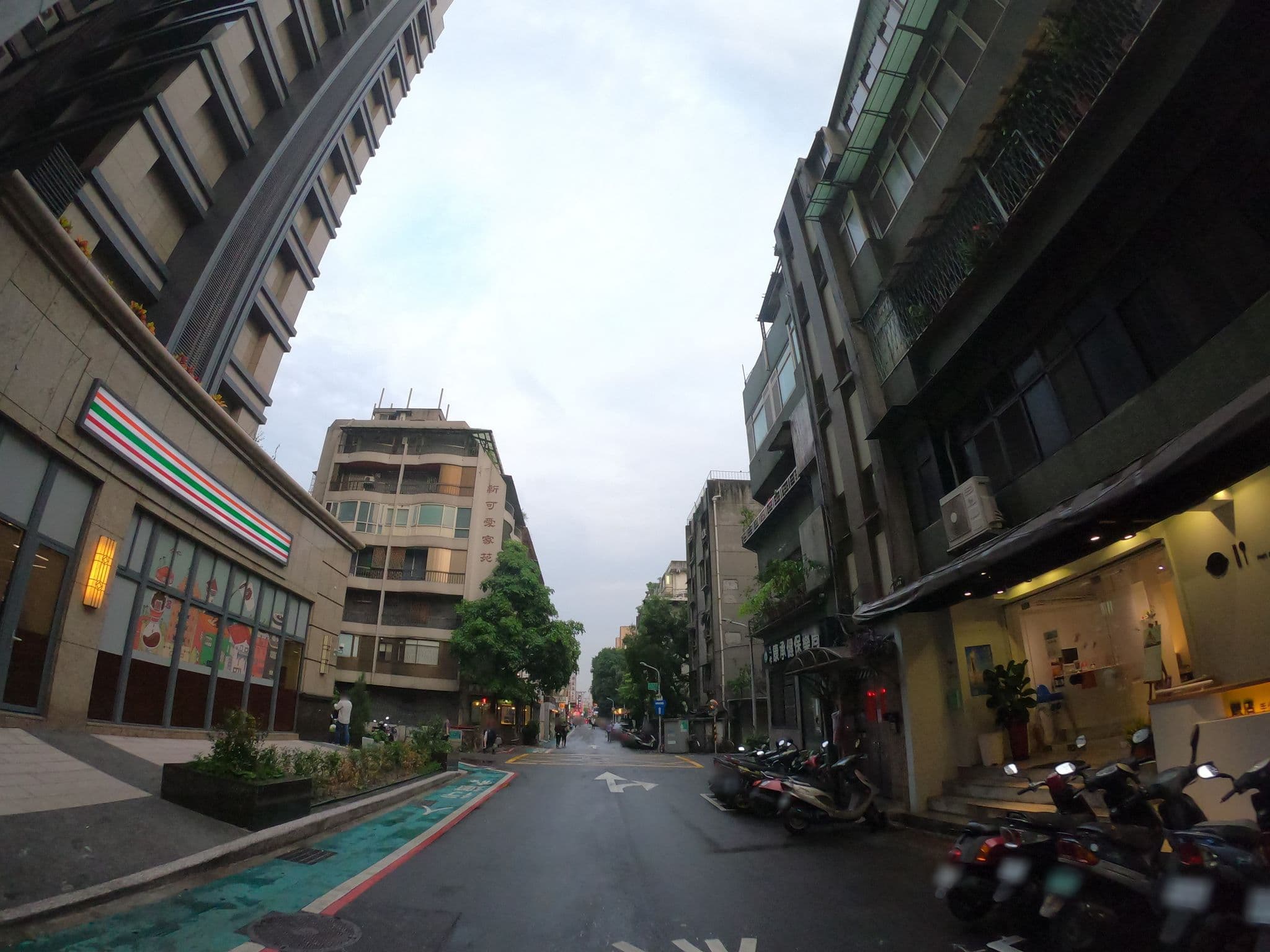 Street view near 頂好大廈3樓之5, Taipei — © heretpe2019 (CC BY-SA · Mapillary)