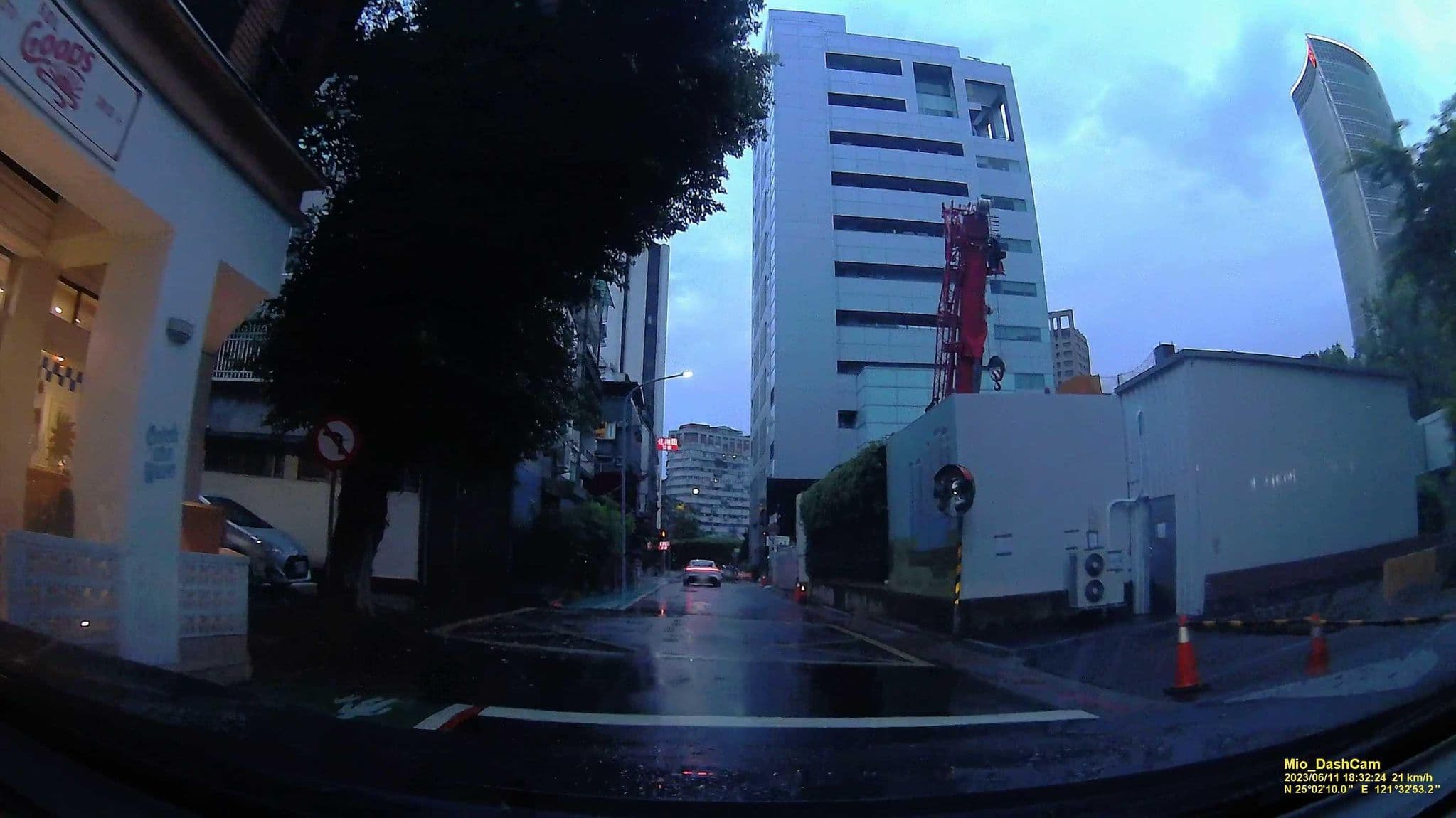 Street view near Pearl House Backpacker Hostel, Taipei — © hcyen (CC BY-SA · Mapillary)