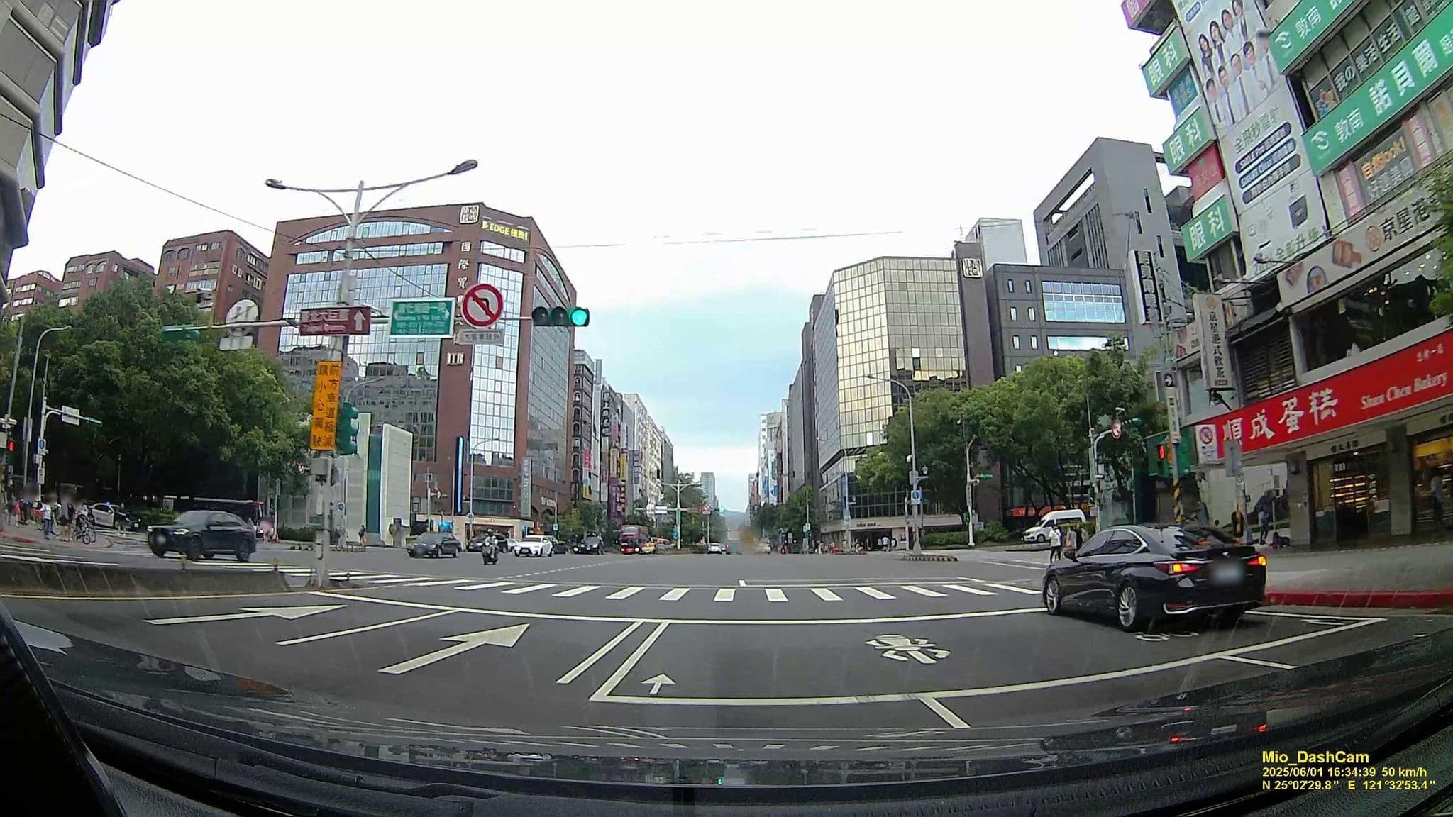 Street view near 洛碁背包客棧-Green World Hostel-, Taipei — © hcyen (CC BY-SA · Mapillary)