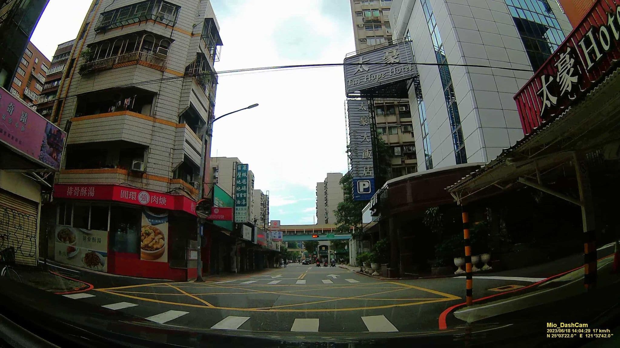 Street view near 太豪大飯店, Taipei — © hcyen (CC BY-SA · Mapillary)