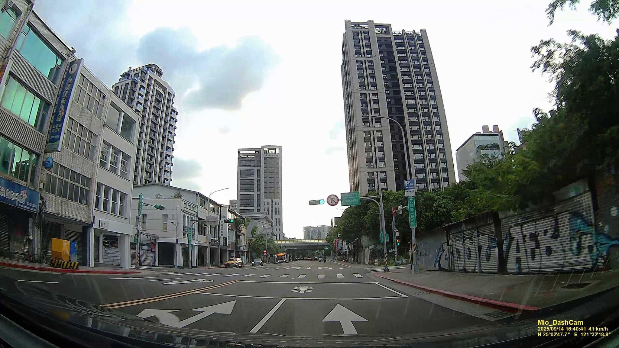 Street view near Elegent Suite in City Center --Air BnB, Taipei — © hcyen (CC BY-SA · Mapillary)