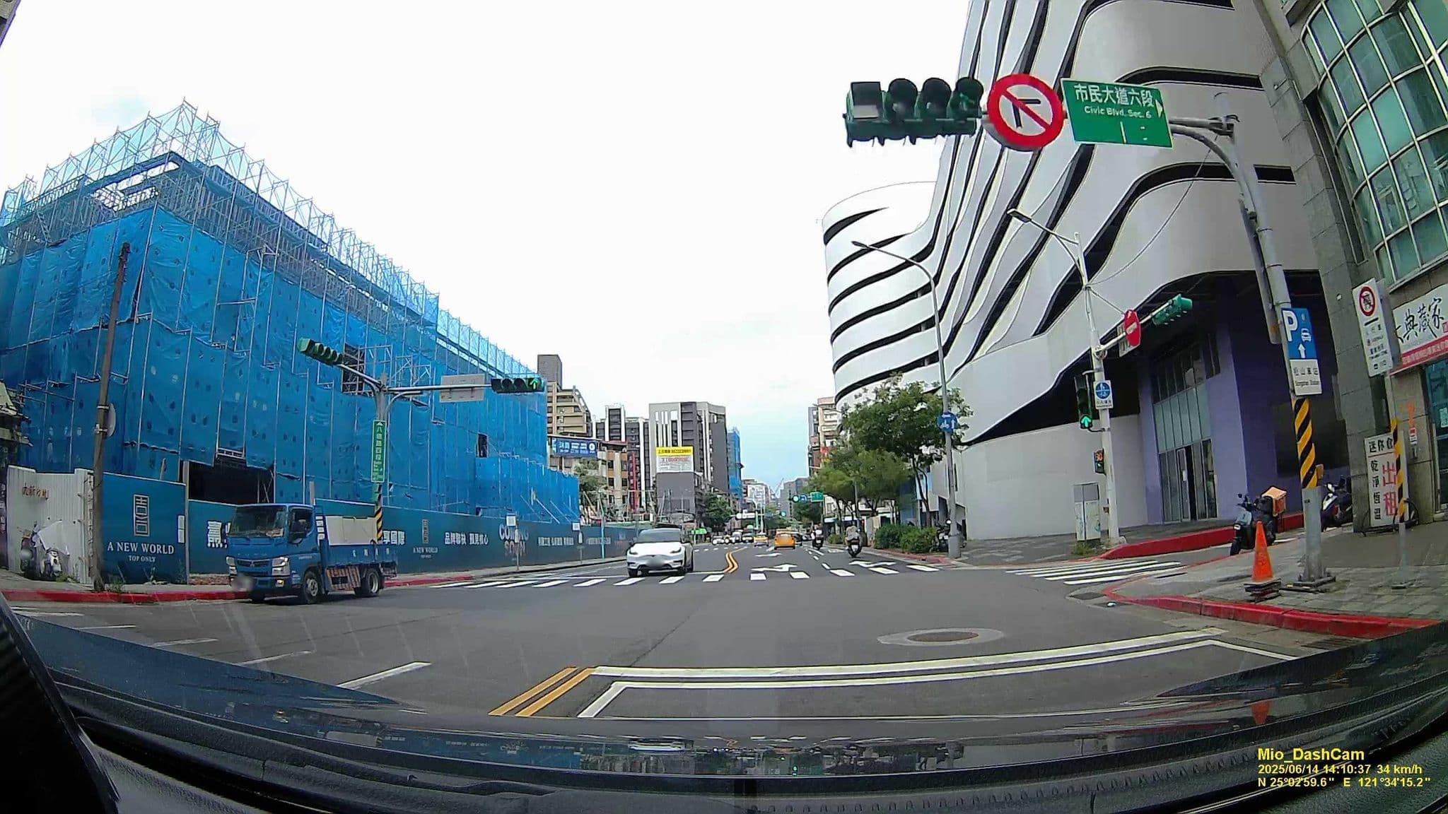 Street view near 金夜旅館, Neihu — © hcyen (CC BY-SA · Mapillary)