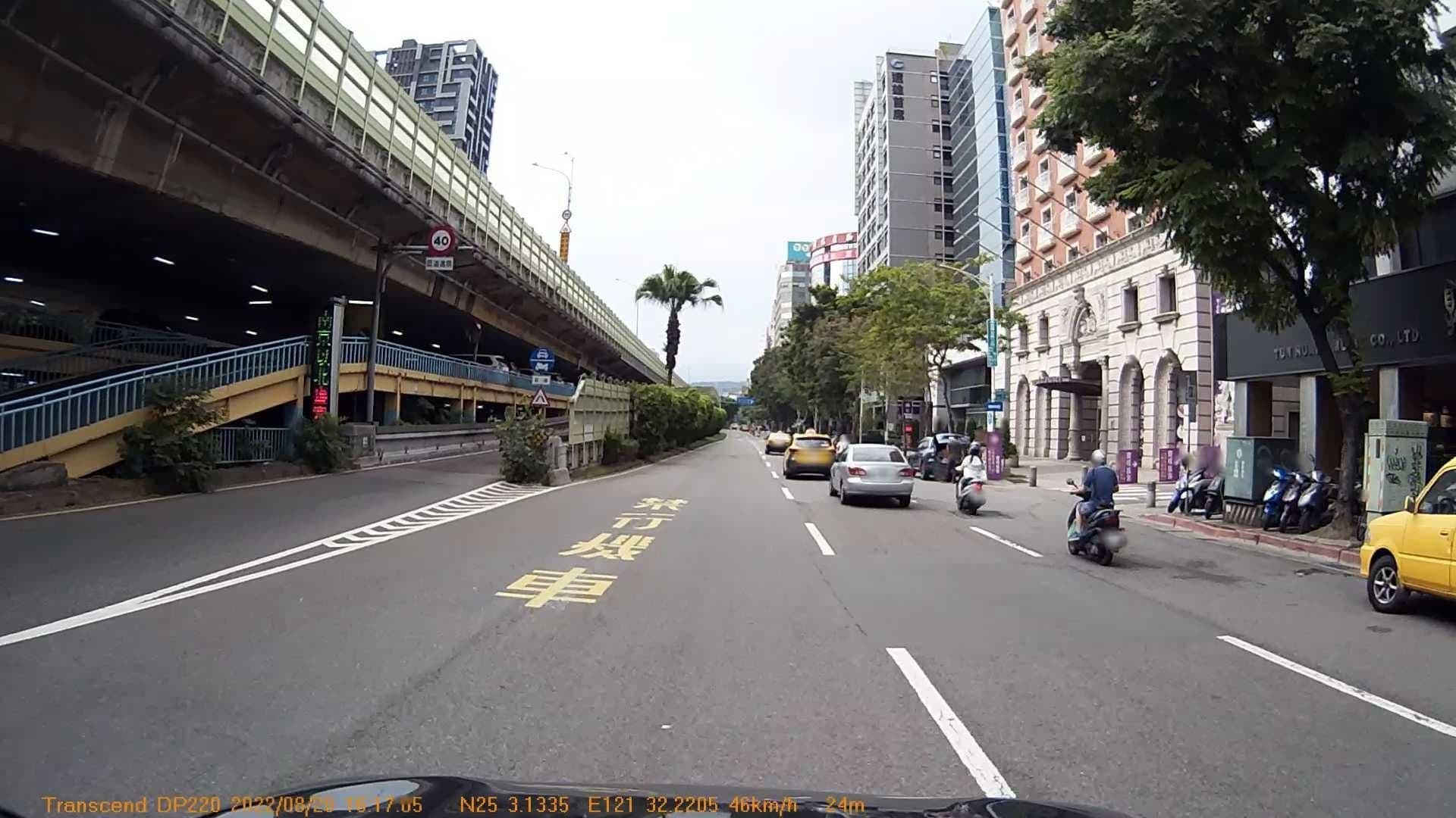 Street view near 首都大飯店 Capital Hotel, Taipei — © hcyen (CC BY-SA · Mapillary)