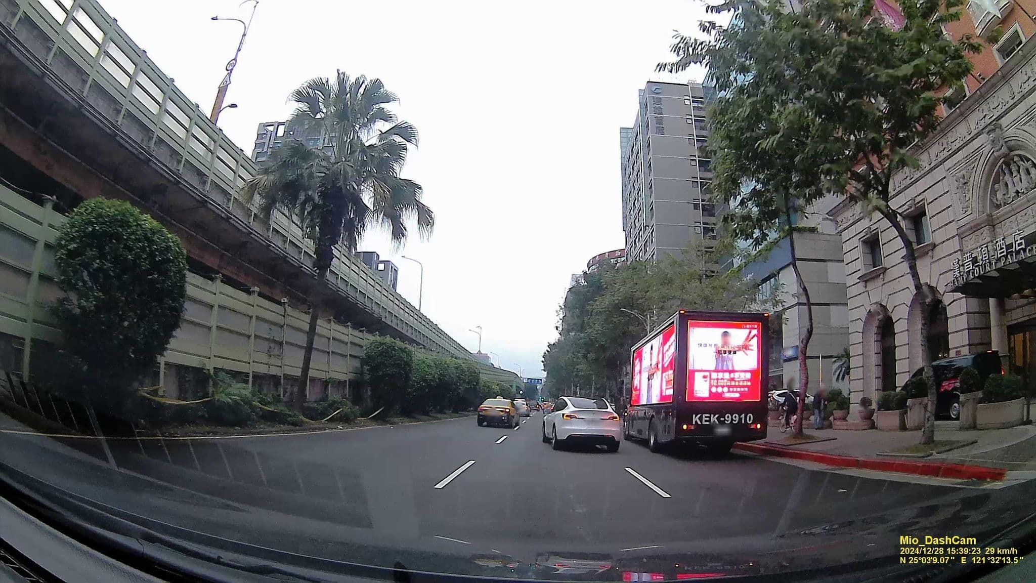 Street view near 台北漢普頓飯店 Hamp Court Palace Taipei, Taipei — © hcyen (CC BY-SA · Mapillary)