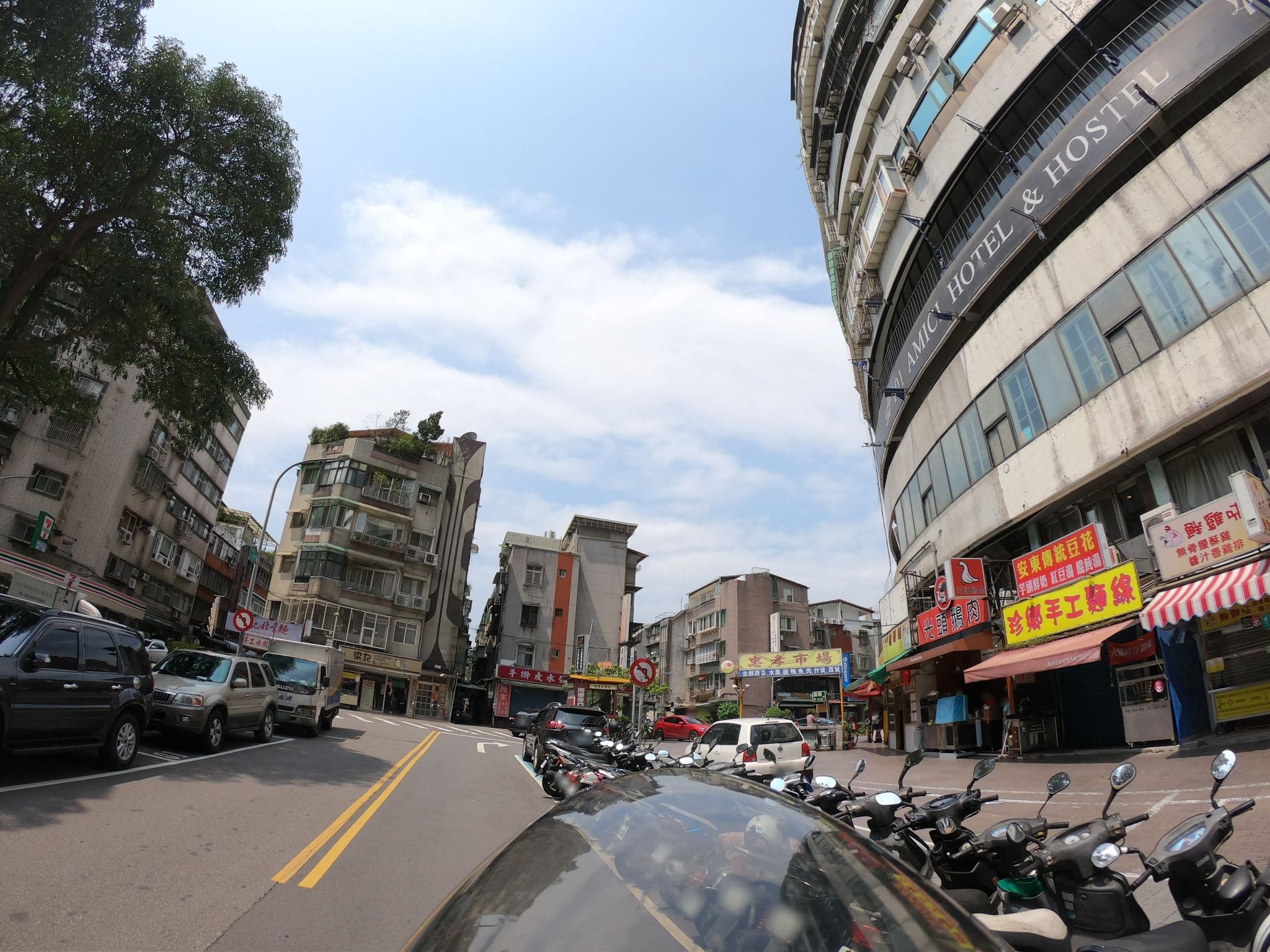 Street view near ezBookers, Taipei — © heretpe2019 (CC BY-SA · Mapillary)