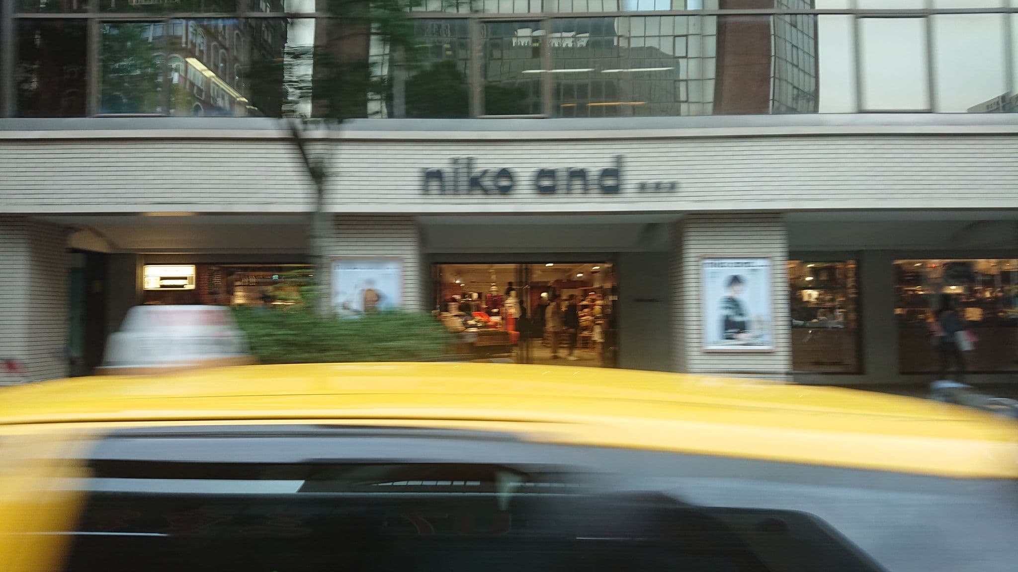 Street view near Duang Tawan Hotel, Taipei — © alllenwang (CC BY-SA · Mapillary)