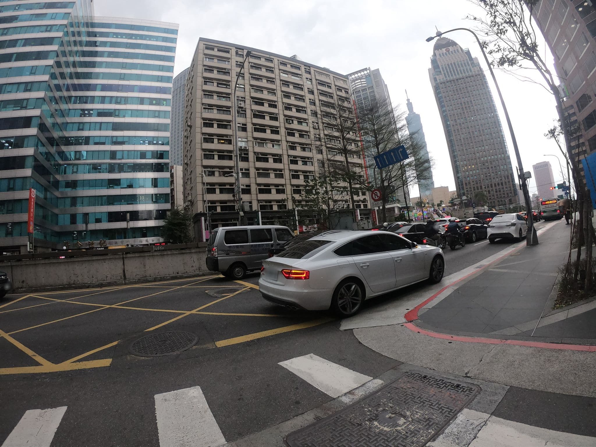 Street view near Just Inn, Taipei — © heretpe2019 (CC BY-SA · Mapillary)